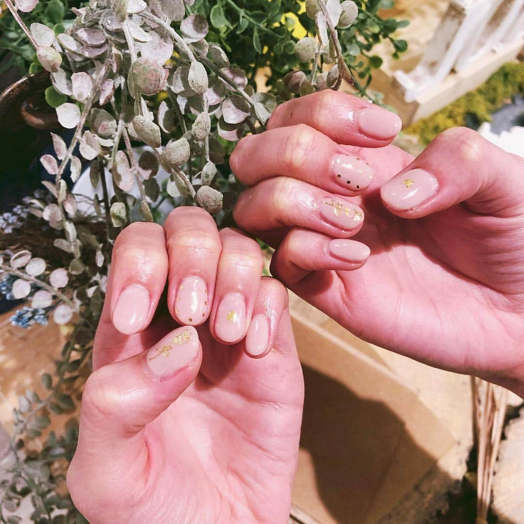 谷口めぐさんのインスタグラム写真 - (谷口めぐInstagram)「珍しくジェルネイル💅 親指と薬指のローズがお気に入り❤︎ でもネイルしてから載せるまでだいぶ時間が経っちゃって、今めっちゃ爪伸びてる😂 #ジェルネイル #ネイル #春色ネイル」3月30日 22時09分 - o_megu1112