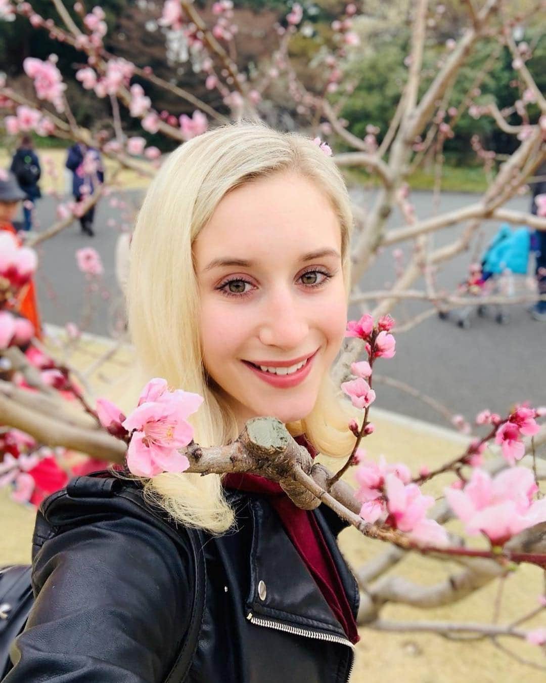 アンナ・ヤノフスカヤさんのインスタグラム写真 - (アンナ・ヤノフスカヤInstagram)「#cherryblossom 🌸 Spring in Japan...It’s inspiring✨ 空気中の春 #japan #tokyo #spring #sakura #LetsGoSomeWhere #🇯🇵」3月30日 22時10分 - annayanovskay