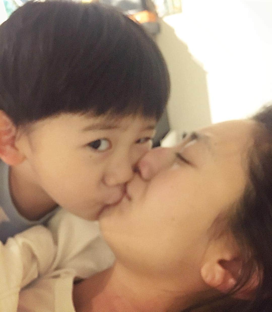 のインスタグラム：「Goodnight Smooch!😘 おやすみ！ ぶチュー！😆 #notdrunk #littledean #goodnight #kiss #ディーン君 #おやすみちゅう  #鬼ママ #パパ #早く寝ま〜す  @mariakamiyama」