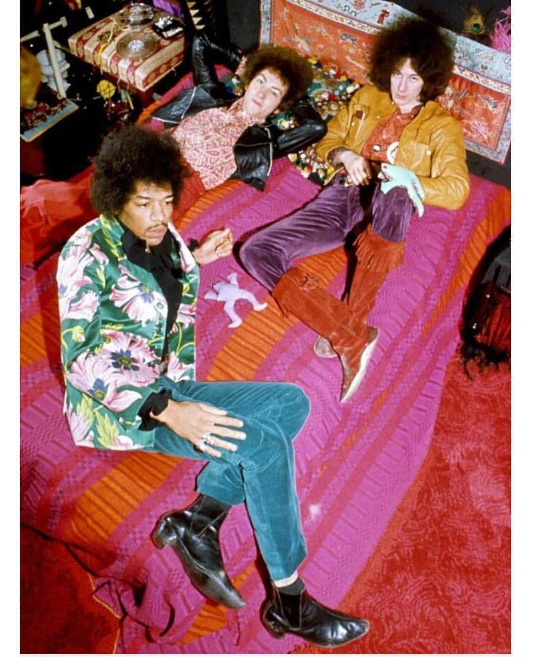 サーフバザーさんのインスタグラム写真 - (サーフバザーInstagram)「🙌🏼 #thatjacket #thehair #thatroom #thecolors #themusic #experienced #hendrix . . #surfbazaar #bazaarworld」3月30日 22時11分 - surfbazaar