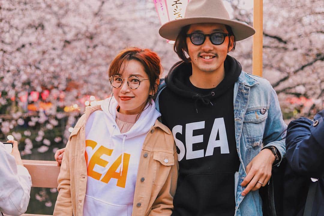 柴田翔平のインスタグラム：「花見ーーーー🌸！ 今日は仁香のご両親と仁香と息子でお花見に行ってきましたーーー！！！ 中目黒に見に行ってきたんだけど人が凄かった笑🚶🏼‍♂️ 今日は仁香とお気に入りの @windandsea_wear のパーカーをお揃いで着てお出掛け📸 #お花見 #桜 #中目黒 #windandsea #夫婦コーデ #リンクコーデ #ootd #平成最後」
