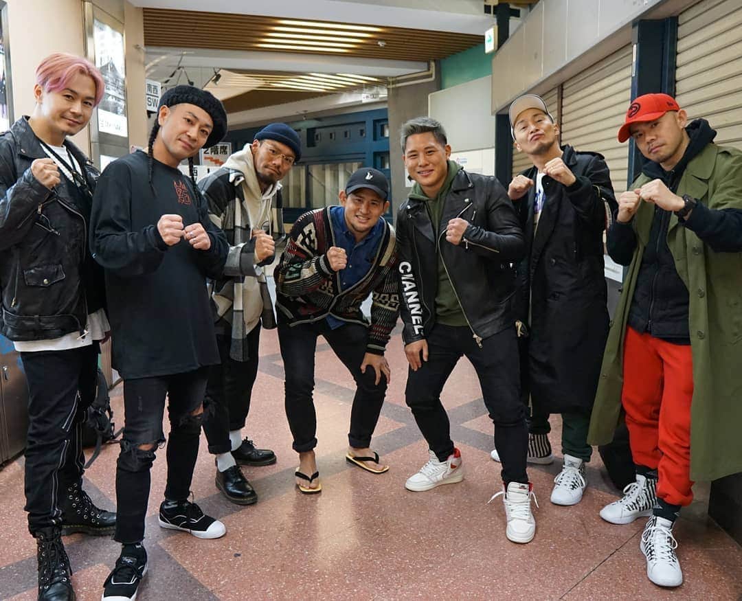 HIROYAさんのインスタグラム写真 - (HIROYAInstagram)「AK-69(@ak69_official )さんのLIVEに初めて行ってきました！ いつも僕や大雅の入場演出に出演してくださっているBlackiiimurai(@blackiiimurai_official )のMASAさん(@krowmasa )さんがダンサーをつとめていて大雅と一緒に招待いただきました。 マサさんのダンスは相変わらずキレキレでカッコよかったです。 そしてAK-69さんはもちろん知っていましたが曲は正直あまり聞いたことがなかったのですが、カッコ良すぎて惚れました。 男として憧れるとてもかっこいい方でした。 あんなに真っ直ぐで強い想いを持った男になりたい。 終わった後はマサさんや他のダンサーの方々と写真を撮っていただきました。 マサさん、ありがとうございました！ 出演者の皆様明日も頑張ってください！ #ak69 #live #日本武道館」3月30日 22時23分 - hiroya_tryhard