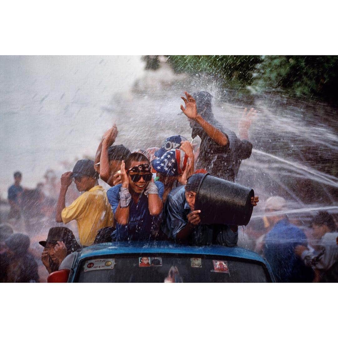 スティーブ・マカリーさんのインスタグラム写真 - (スティーブ・マカリーInstagram)「"It is a happy talent to know how to play." - Ralph Waldo Emerson. . 1st image: Teenagers celebrating Thingyan (the water festival, the Burmese New Year). #Yangon, #Myanmar, 1994.  2nd Image: Man playing hackee sack in Venice Beach, Los Angeles, #California, 2007.  3rd image: A boy rides a mechanical bull. #Dallas, #Texas, 2007.  4th image: Kids run down a dirt path. Omo Valley, #Ethiopia, 2014.  5th image: Boys playing in the video arcade. #Kabul, #Afghanistan, 2002.」3月30日 22時16分 - stevemccurryofficial