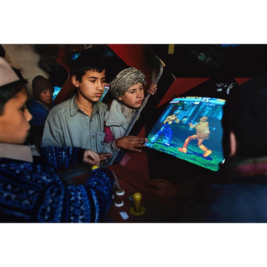 スティーブ・マカリーさんのインスタグラム写真 - (スティーブ・マカリーInstagram)「"It is a happy talent to know how to play." - Ralph Waldo Emerson. . 1st image: Teenagers celebrating Thingyan (the water festival, the Burmese New Year). #Yangon, #Myanmar, 1994.  2nd Image: Man playing hackee sack in Venice Beach, Los Angeles, #California, 2007.  3rd image: A boy rides a mechanical bull. #Dallas, #Texas, 2007.  4th image: Kids run down a dirt path. Omo Valley, #Ethiopia, 2014.  5th image: Boys playing in the video arcade. #Kabul, #Afghanistan, 2002.」3月30日 22時16分 - stevemccurryofficial