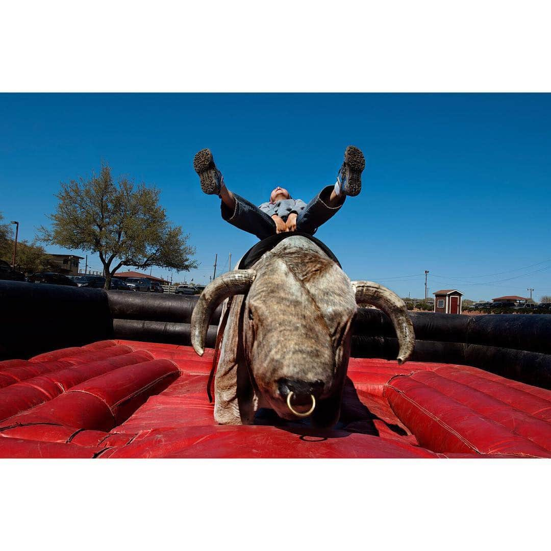 スティーブ・マカリーさんのインスタグラム写真 - (スティーブ・マカリーInstagram)「"It is a happy talent to know how to play." - Ralph Waldo Emerson. . 1st image: Teenagers celebrating Thingyan (the water festival, the Burmese New Year). #Yangon, #Myanmar, 1994.  2nd Image: Man playing hackee sack in Venice Beach, Los Angeles, #California, 2007.  3rd image: A boy rides a mechanical bull. #Dallas, #Texas, 2007.  4th image: Kids run down a dirt path. Omo Valley, #Ethiopia, 2014.  5th image: Boys playing in the video arcade. #Kabul, #Afghanistan, 2002.」3月30日 22時16分 - stevemccurryofficial