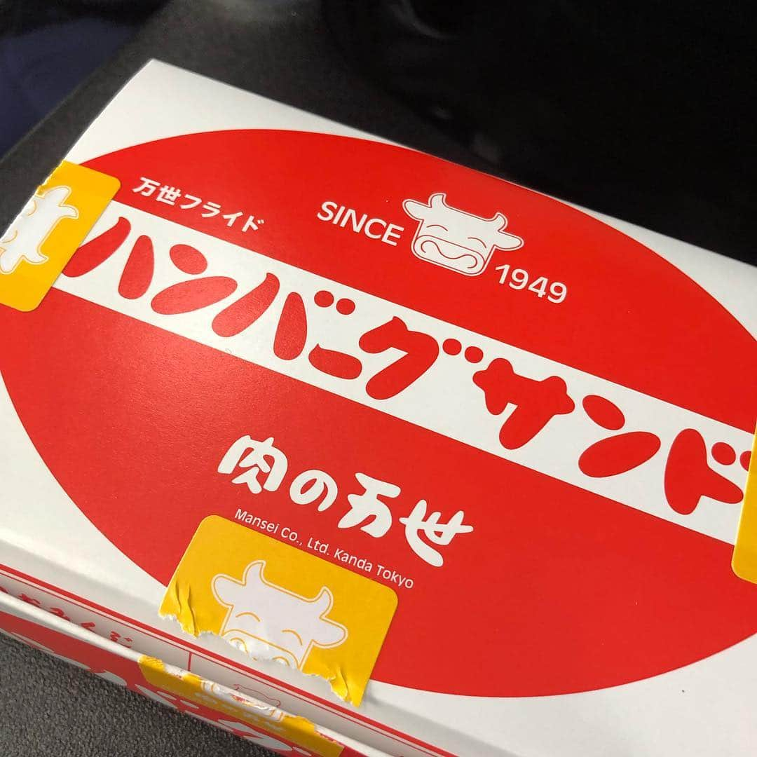 甘糟記子さんのインスタグラム写真 - (甘糟記子Instagram)「春休みの締めは石垣島へ！  去年お供でマイルを使って行ったところ、すご〜くたのしくて、今年もお供でマイルでチケットが取れたのでやってきました(≧∀≦) 飛行機乗る前に万世のハンバーグサンドゲット！ ハンバーグサンドが一番好き！！ 飛行機は珍しく座席にスクリーンのない機体で、みんなガーンみたいな(＞人＜;) こないだの韓国便で見残したの見たかったのに（笑）  そんなわけで、息子殿勉強！ 今日の分やっときなさいと、私に言われたからだけどね（笑）  姫はiPadみたり、寝たり自由( ^ω^ )  石垣島楽しみだな〜☆*:.｡. o(≧▽≦)o .｡.:*☆ #家族旅行#春休み#石垣島#お供でマイル#万世#ハンバーグサンド#息子殿姫#息子殿#姫#旅好き#子連れ旅行」3月30日 22時16分 - norihey924