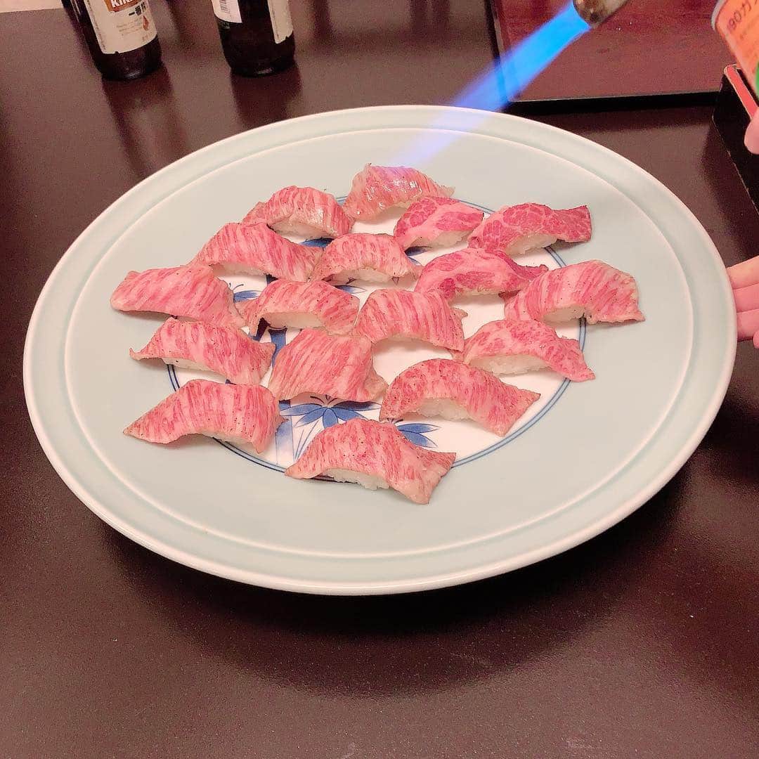 海月咲希のインスタグラム：「お肉ファイヤー🔥 #サービス #肉寿司 #念願の肉寿司 #とろけるお肉 #幸せ」