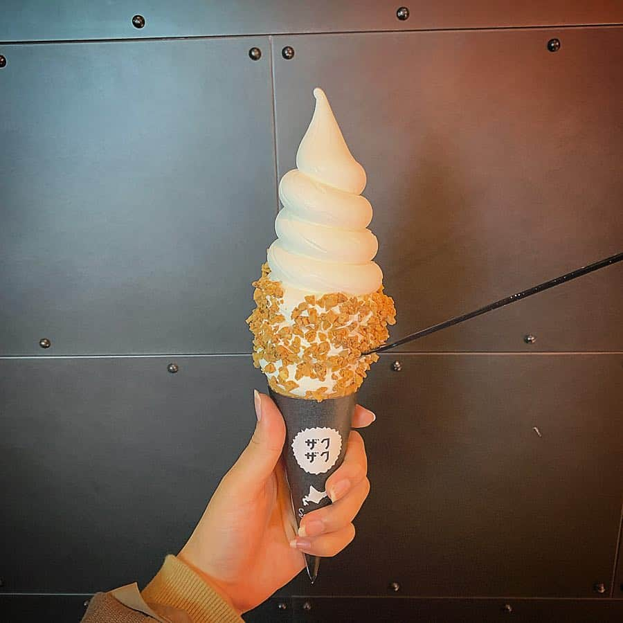 山本彩加さんのインスタグラム写真 - (山本彩加Instagram)「もうアイスが食べたくなる時期に🍦 ♡ . . . ずっと行きたかったお店に！！ 4月から #ストロベリー がでるみたい！！ #ザクザク #アイス #ソフトクリーム #梅田カフェ #梅田グルメ」3月30日 22時16分 - ayaka48_yanyan