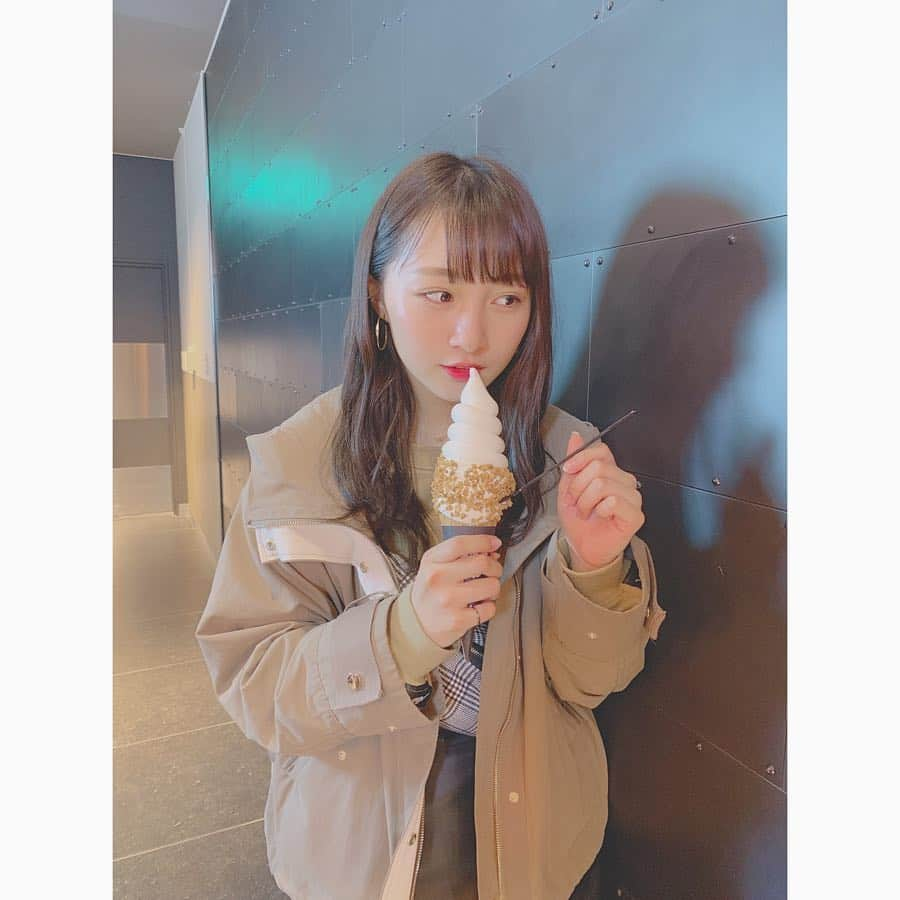 山本彩加さんのインスタグラム写真 - (山本彩加Instagram)「もうアイスが食べたくなる時期に🍦 ♡ . . . ずっと行きたかったお店に！！ 4月から #ストロベリー がでるみたい！！ #ザクザク #アイス #ソフトクリーム #梅田カフェ #梅田グルメ」3月30日 22時16分 - ayaka48_yanyan