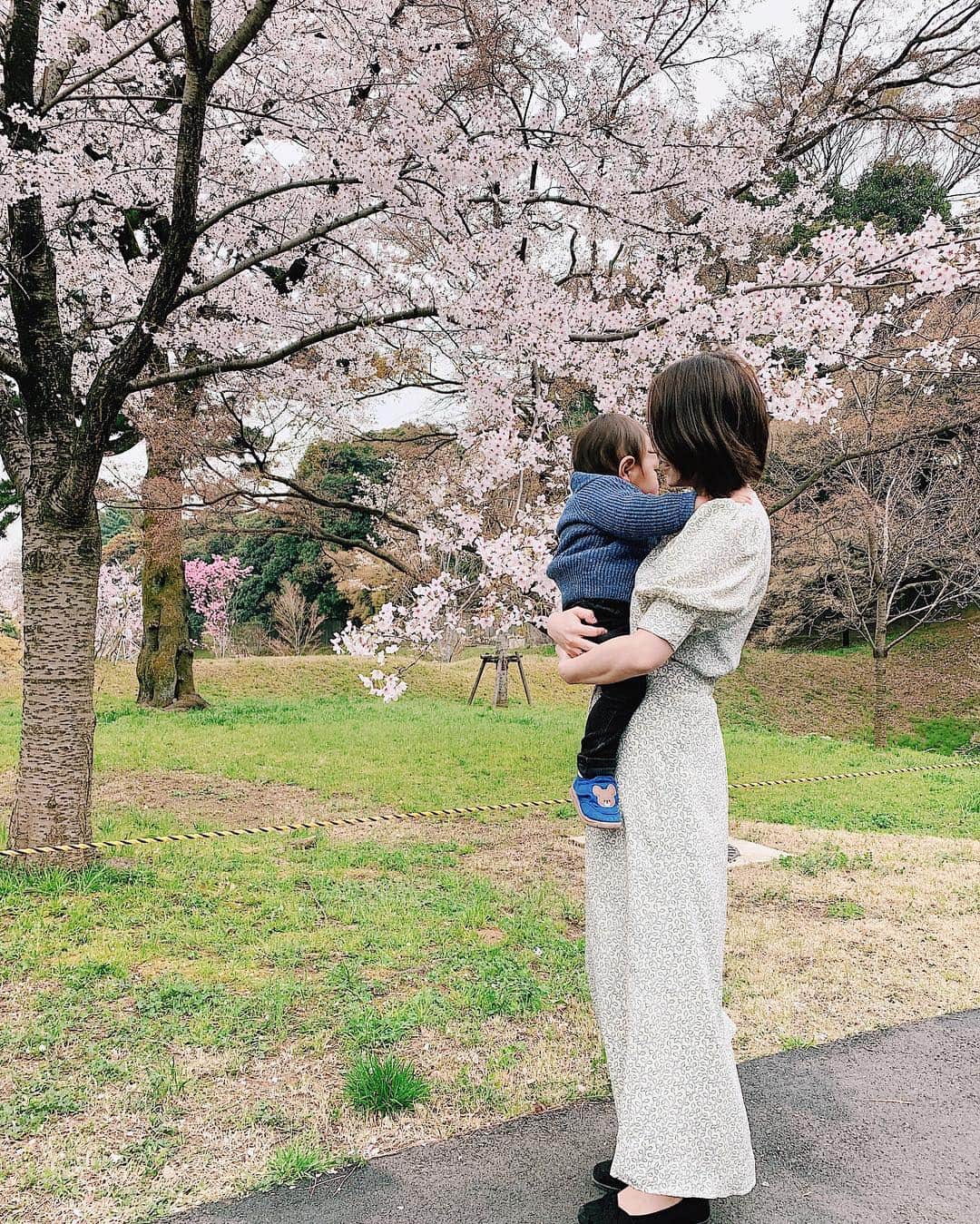 Remiさんのインスタグラム写真 - (RemiInstagram)「walking along Sakura path🌸 平成最後のお花見シーズン！ 子供達を連れて花見散歩をしました🌸 せっかくなので春らしさ満点の @titivatejp のセットアップでワンピース風に👗 リーフ柄とパフスリーブが可愛い🌿 ハイウエスト&ゴム仕様に、前開きで授乳も楽ちんなので、色違いもオーダーしました✌️ 上下それぞれも合わせやすいし、この春活躍しそう😊✨ 風が冷えたのでロングカーディガンと春トレンチを上に着ました🧥  #ootd #ティティベイト #リーフプリントパフスリーブブラウス #リーフプリントフレアロングスカート #春コーデ #ママコーデ #授乳コーデ #プチプラコーデ #titivate #titivatestyle」3月30日 22時17分 - remi_912