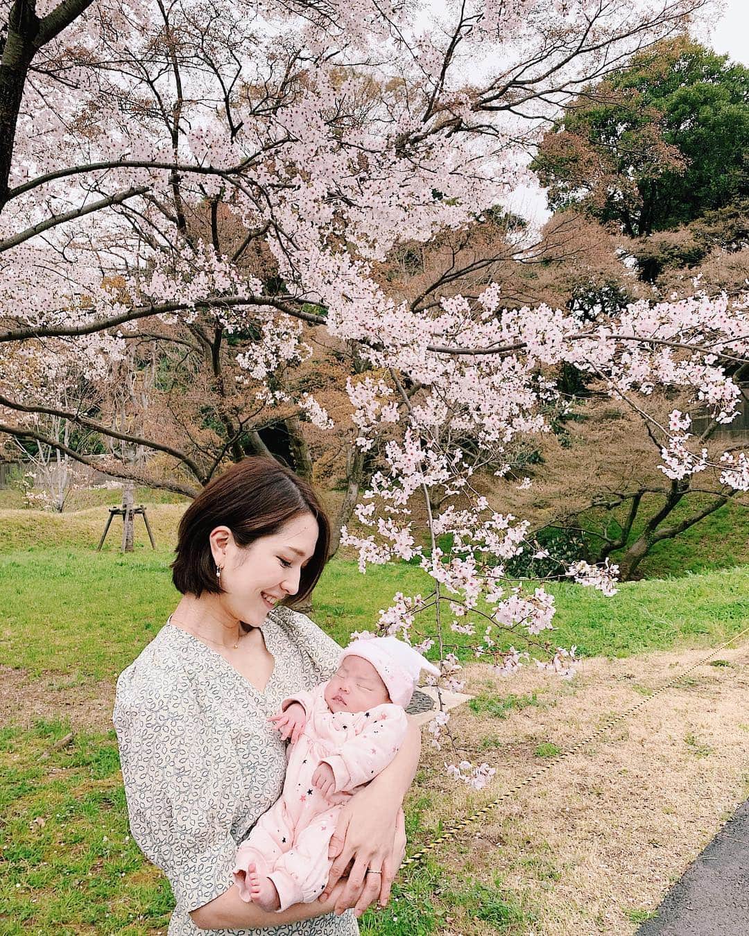 Remiさんのインスタグラム写真 - (RemiInstagram)「walking along Sakura path🌸 平成最後のお花見シーズン！ 子供達を連れて花見散歩をしました🌸 せっかくなので春らしさ満点の @titivatejp のセットアップでワンピース風に👗 リーフ柄とパフスリーブが可愛い🌿 ハイウエスト&ゴム仕様に、前開きで授乳も楽ちんなので、色違いもオーダーしました✌️ 上下それぞれも合わせやすいし、この春活躍しそう😊✨ 風が冷えたのでロングカーディガンと春トレンチを上に着ました🧥  #ootd #ティティベイト #リーフプリントパフスリーブブラウス #リーフプリントフレアロングスカート #春コーデ #ママコーデ #授乳コーデ #プチプラコーデ #titivate #titivatestyle」3月30日 22時17分 - remi_912