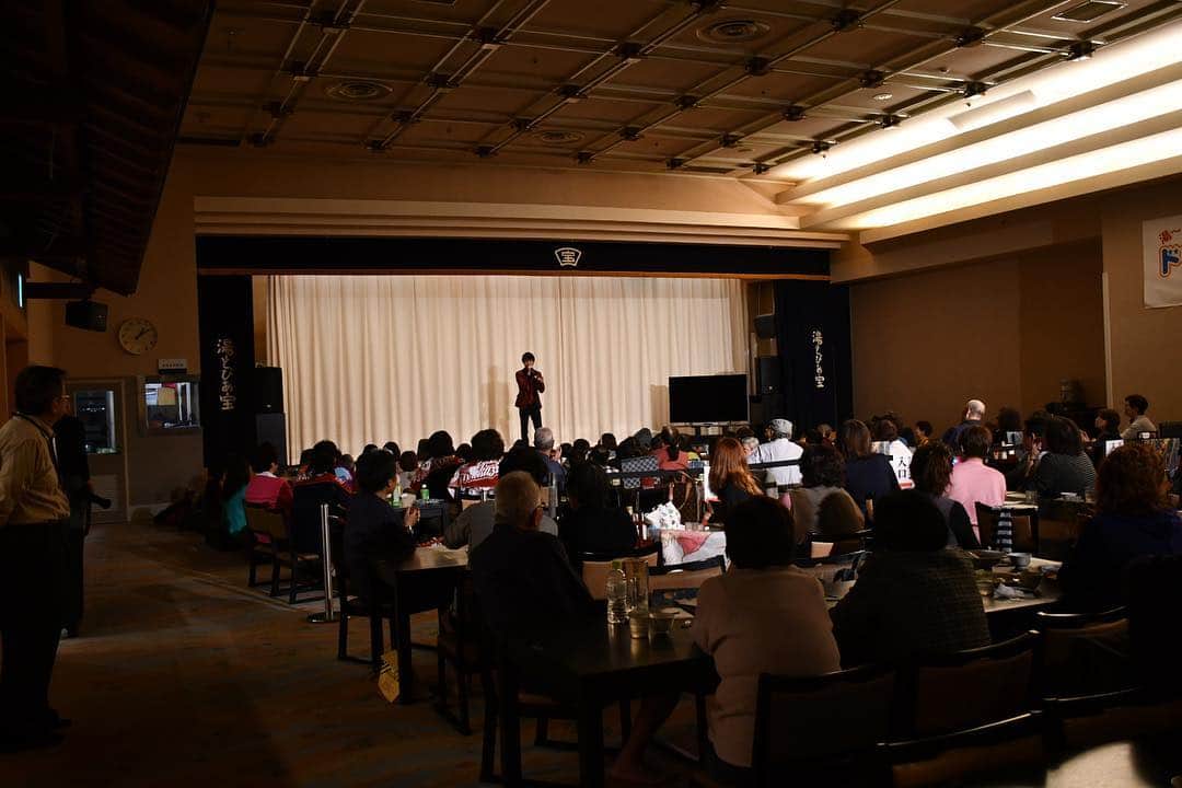 のインスタグラム：「今日は名古屋の「湯ーとぴあ宝」さんでのステージ、昼も夜もめちゃめちゃ楽しかったです！皆様、盛り上げてくださりありがとうございました🙇‍♂️✨また歌えるように頑張ります🔥 #湯ーとぴあ宝 #歌謡ショー #楽しかった #感謝です #またね #茜色の恋 #中澤卓也」