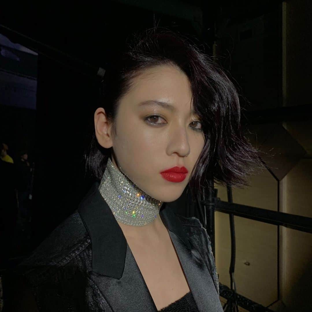 YUKI TAKESHIMAさんのインスタグラム写真 - (YUKI TAKESHIMAInstagram)「本日は、TGC横浜でロックなメイク✨#yukimaketeam  #yukibrush  @yukitakeshimamake  Courtney love❤️をテーマに赤リップ💄#tgc  #赤リップ  メイクのベースは、隠し過ぎずそれぞれの個性を活かせるBISOUでメイクアップ #bisou  @okss2121  @maki_iii  @aiko_o  @cocotommyy  #courtneylovemakeup  #rockmake  #blackcordinate @___cutters___」3月30日 22時19分 - yukimake