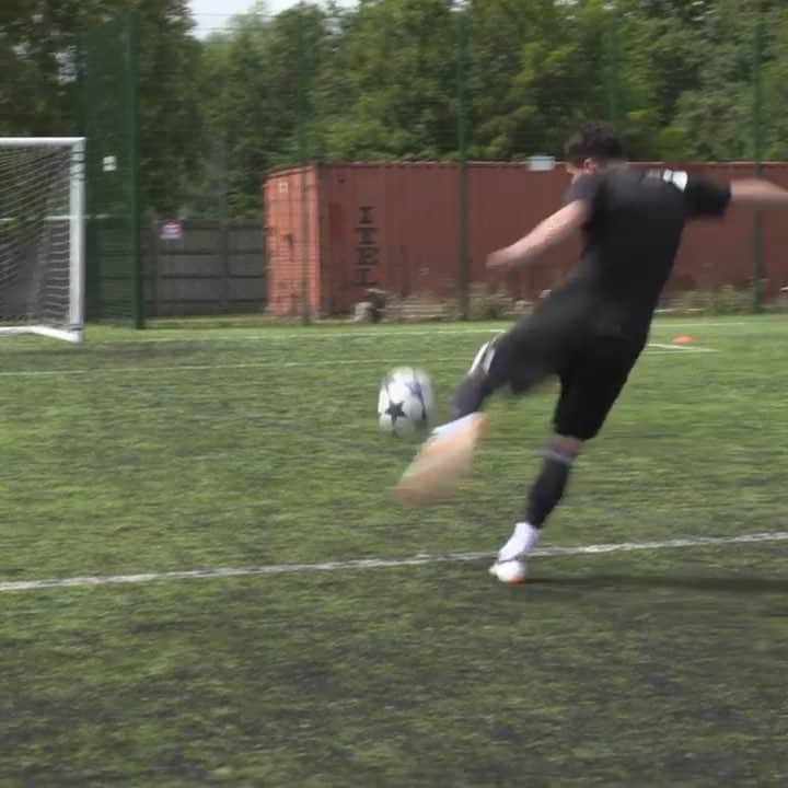 F2Freestylersのインスタグラム：「Back when I had to apologise to everyone in a 20 mile radius of this volley 🤣」