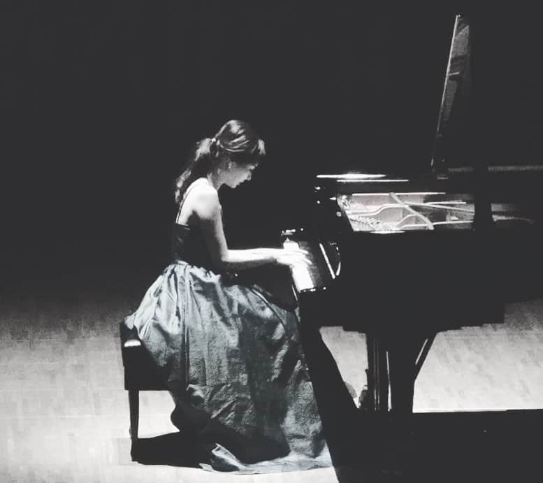 森本麻衣のインスタグラム：「the moment🎹 舞台人の瞬間。 . . . #maimorimoto#piano#pianist#dress#steinwayandsons#grandpiano#classicalmusic#concert#onthestage#🎹#👗 #森本麻衣#ピアニスト#ピアノ#コンサート#クラシックコンサート#スタインウェイ#グランドピアノ#ドレス#舞台#瞬間」