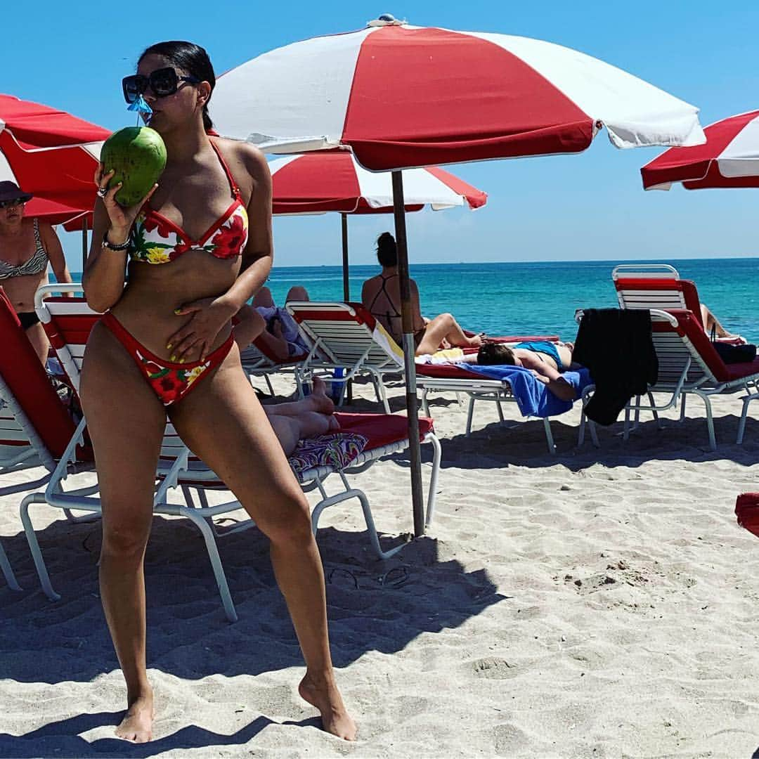 キャット・デルーナさんのインスタグラム写真 - (キャット・デルーナInstagram)「Back to the beach with my coconut 🥥🥥🌴🌴#beachbum #tropicallife am i on vacation? Lol」3月30日 22時25分 - katdeluna