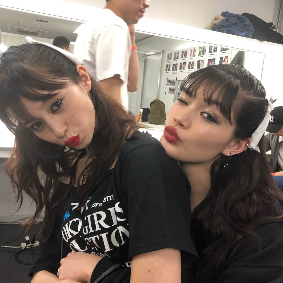 のインスタグラム：「TGC 横浜 BACK STAGE BISOUでベースメイクを終えて ベテランさんの2人🥰 中坊の新人さんも頑張った✨👏 @nakajo_ayami  @rinao127  @nico.ando.official  @cocotommyy  @aiko_o  @maki_iii  @yukitakeshimamake  #bisou  #tgc  #yukimaketeam  #yukibrush  #tgcbackstage @___cutters___」