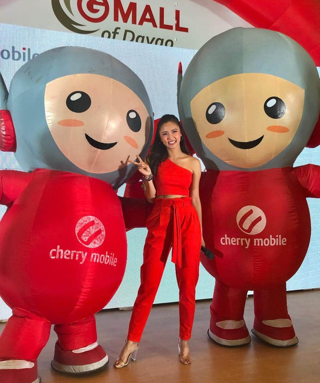 Kim Chiuさんのインスタグラム写真 - (Kim ChiuInstagram)「Daghang Salamat mga ka CHERRY sa Davao!❤️ happy CHERRY weekend sa inyong tanan!🍒 salamat kaayo, nalingaw jud kaayo ko ganina ba!😘 anah jud! katawa lang pirmi!😅 thank you @cherrymobileph fam❤️ going home with a happy CHERRY heart!🍒」3月30日 22時29分 - chinitaprincess