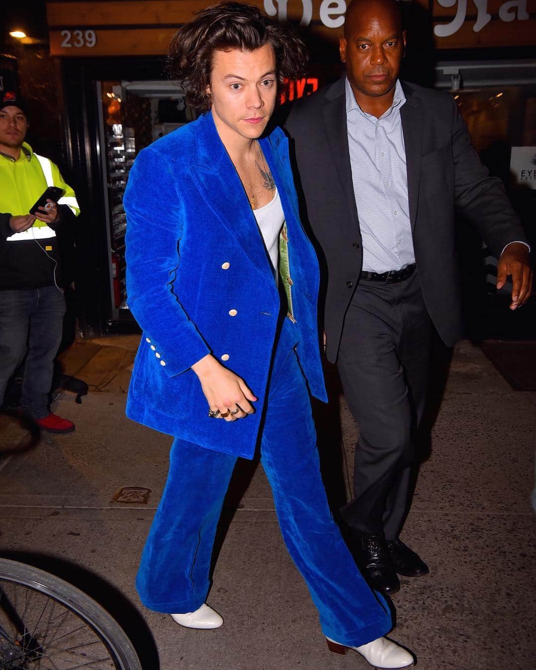 GQさんのインスタグラム写真 - (GQInstagram)「@HarryStyles steps out in a royal blue crushed velvet @Gucci suit for Stevie Nicks’s #RockAndRollHallOfFame induction last night. #harrystyles」3月30日 22時31分 - gq