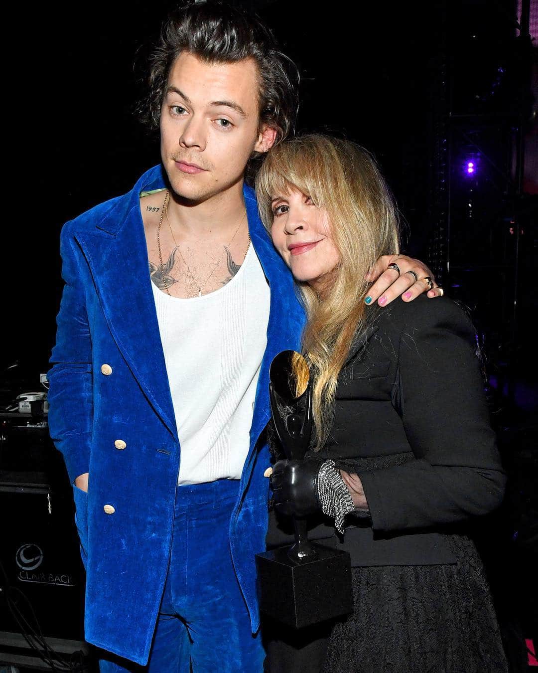 GQさんのインスタグラム写真 - (GQInstagram)「@HarryStyles steps out in a royal blue crushed velvet @Gucci suit for Stevie Nicks’s #RockAndRollHallOfFame induction last night. #harrystyles」3月30日 22時31分 - gq