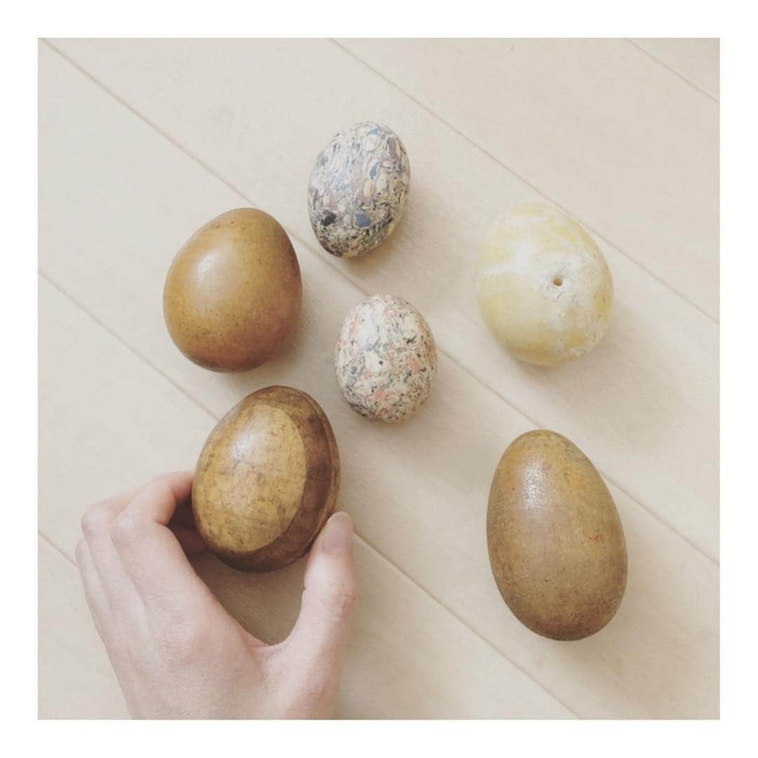 こむぎさんのインスタグラム写真 - (こむぎInstagram)「* egg🥚 haseにて本日からsusuriさんのお洋服の展示が始まりました✨ 明日もデザイナーお二人とお待ちしております🙏🏻 そして先日の投稿へのコメントありがとうございました😭 ランニングとは名ばかりの、歩くばっかりの猫パトロールへ最近出かけています〜😁 あの子は無事かな？元気にしてるかな？と🤗 サクラも見頃だし散歩がてらの猫パトロールおすすめ🤗 #僕らの場所は言わにゃいで」3月30日 22時40分 - tomochunba