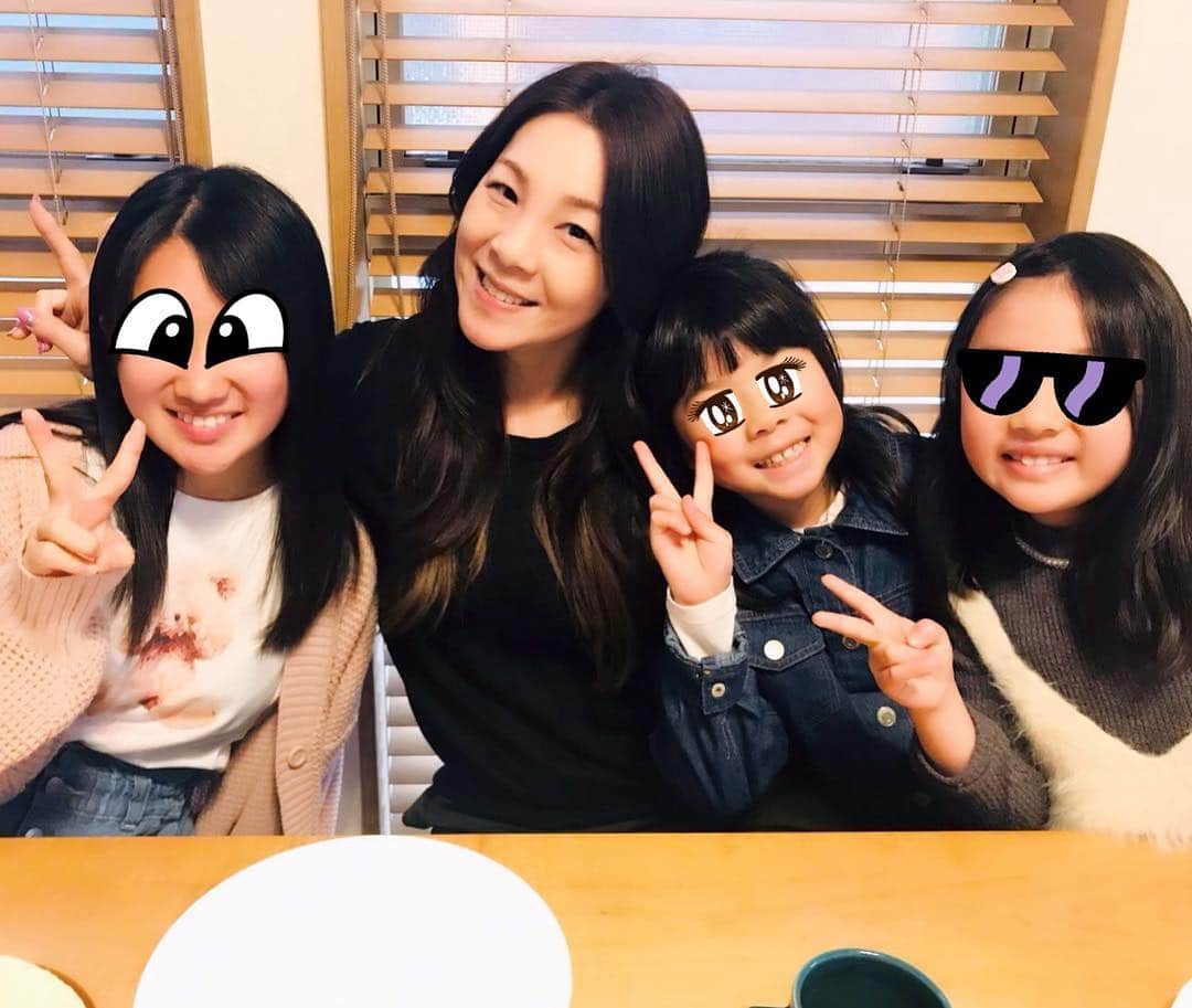 井上貴子のインスタグラム：「元全女の府川由美の家に 玉田りえと一緒にお邪魔に 行ってきたの^ ^♡ 目隠ししてる子達は未成年。 タマフカ2人の子供たち。  もう1枚の小鳥ちゃんは 「さくちゃん」  小鳥と絡むのって あまり無いけど… アタシ達わりと仲良しよね♡  なーんにも出来ない 頼りないフカワ！ って思い込んでたから…  彼女のバイタリティーの強さに 感心させられっぱなしで（笑）  今回お邪魔することになったのも フカワの強引なお誘いからで （笑）  でもこのくらい強引にしてくれないと なかなか実現しないから。  とても 楽しかったし 感動したし 嬉しかったし  活力になったし…  今日実現してくれて ホントに心から感謝してる。  別バージョンの写真も そのうち公開予定^ ^  Happyで^ ^  #井上貴子  #LLPWX #女子プロレスラー #紅緒と柊音 #元全女 #全日本女子プロレス #タマフカ #玉田りえ #府川由美 #かわゆい後輩」