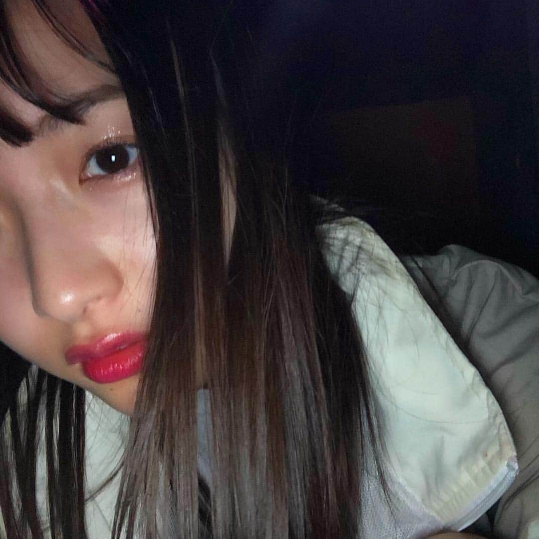 内田珠鈴さんのインスタグラム写真 - (内田珠鈴Instagram)「ライブの日、VJブースの下に座ってた時 狭くて端っこって落ち着く #selfie 💘」3月30日 22時35分 - shuri_426