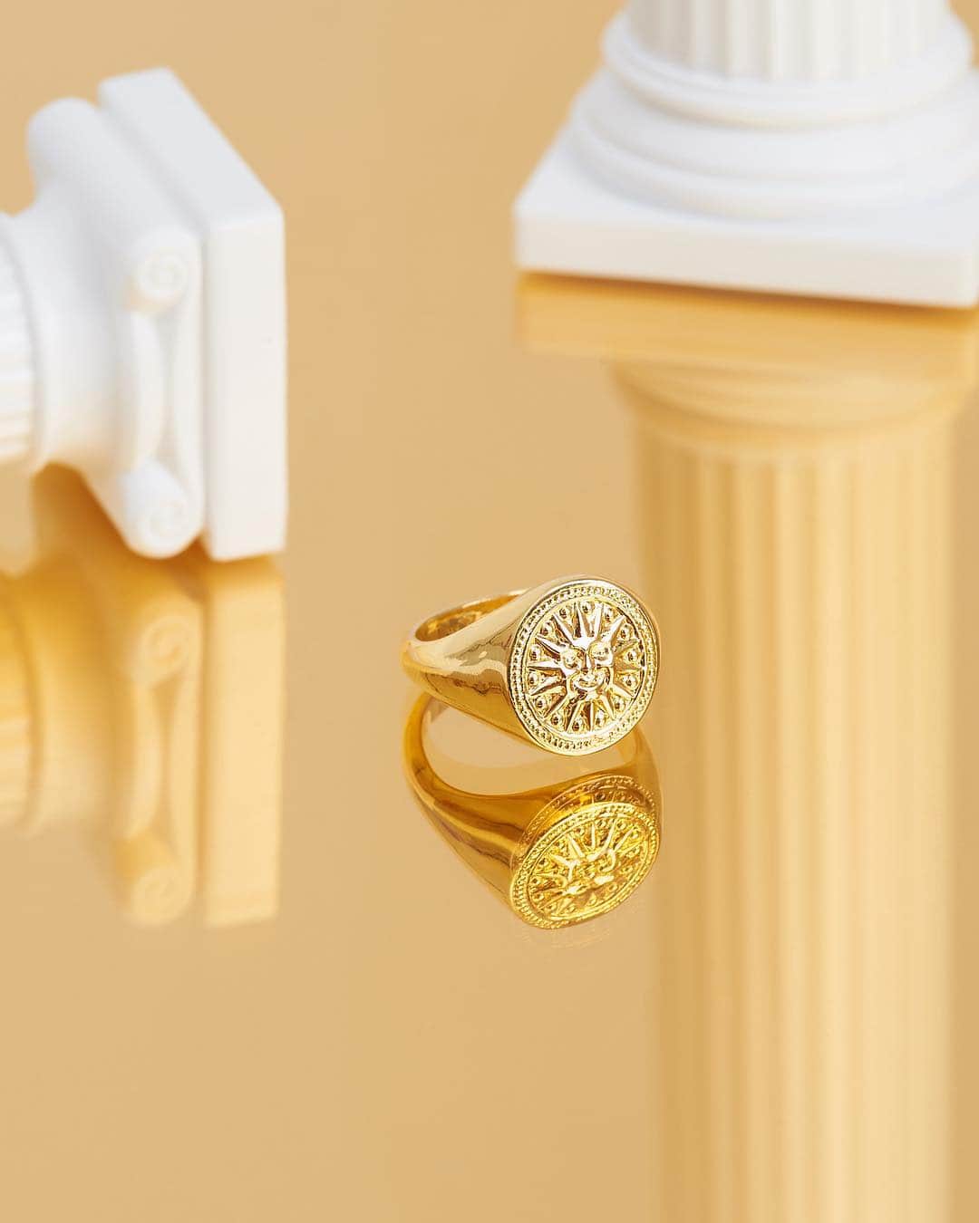 レネレイドさんのインスタグラム写真 - (レネレイドInstagram)「✨The gold sun of Taormina deploys its blazing rays on a magnificent signet ring. Celebrate the new month with the Weekend in Taormina collection! #Lesnereidesparis #Tropic #Costumejewellery #Frenchjewelry #Exoticjewelry #Rings #Goldjewelry #SignetRing」3月30日 22時46分 - lesnereidesparis
