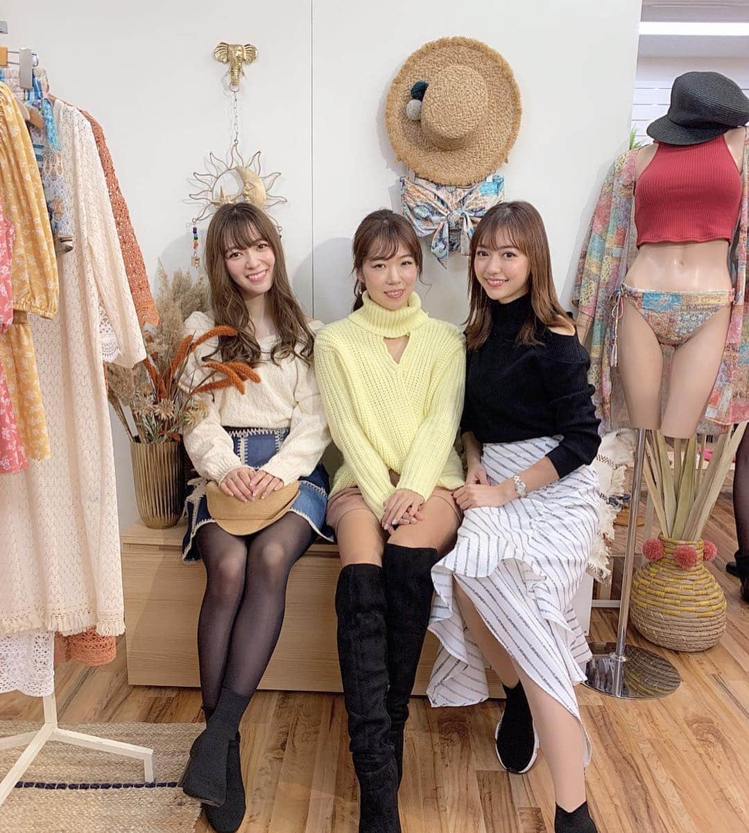 のインスタグラム：「👙 いつもお世話になってる @peakpine_official の展示会へお邪魔してきました🥺♥︎ . 今季はシックな色味も多めだったから大人っぽく着られる水着に挑戦する予定〜(ˊ•̤ω•̤ˋ)💓 柄物もたくさんあって色々楽しみ🤭♡ . まさかのヨガウェア(スポーツウェア)を発見したので、上下セットでオーダーしたよ♡ 来月楽しみだなあ(⑉• •⑉)‥💘 サイドがシースルーになっていてsexyなウェア🤤🤤🤤💜 . 今月も明日でおしまい♪ また来月もたくさん運動しよっと•••💓 暇があればすぐにラウンド行きたいです。🤣 . #peakpine #riberce #defilious #defilioushomme #水着 #swimwear #水着女子 #ヨガ女子 #ヨガウェアコーデ #sexystyle @riberce__beachwear #athleisure #ゴルフ女子 #ゴルフ初心者 #ゴルフレッスン #展示会」