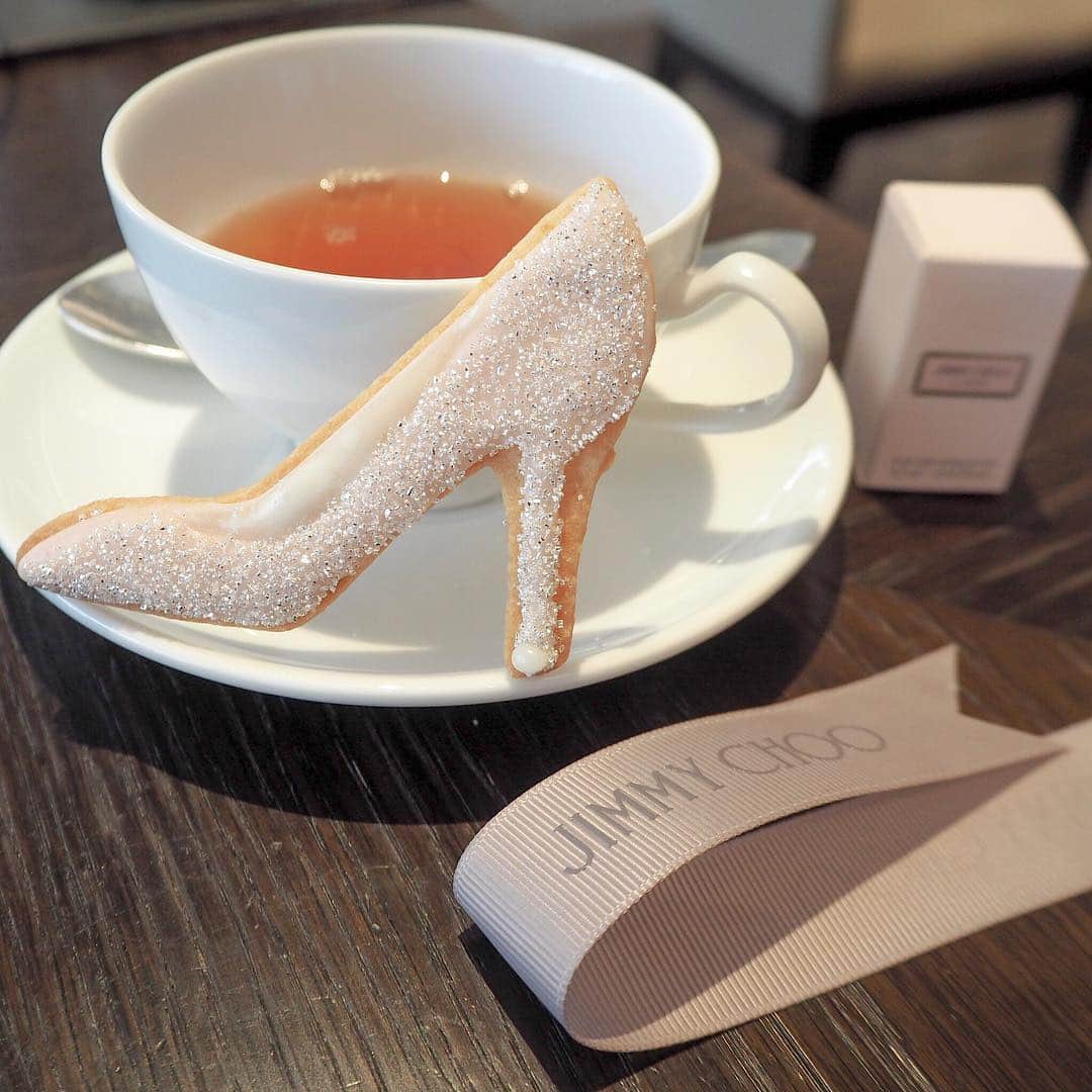 杉下理世のインスタグラム：「先日、お友達のお誕生日祝いに♡ JIMMY CHOO👠のアフタヌーンティーに行ってきました♡ 日本限定のパフュームのミニボトルも付いてた😍💓 #アフタヌーンティー #afternoontea #フォーシーズンズ #fourseasons #tea #jimmychoo #jimmychooperfume #香水 #perfume」
