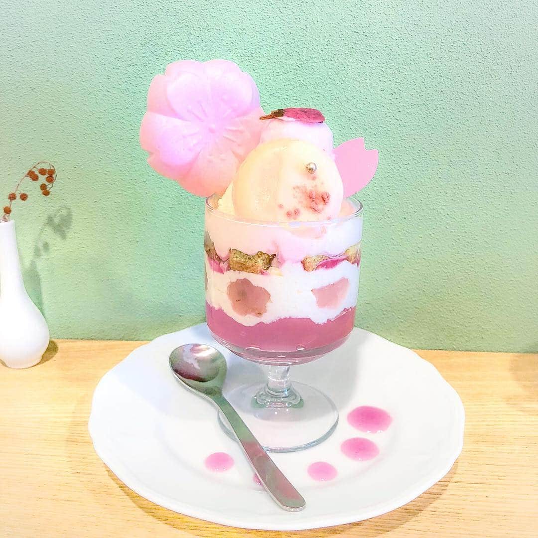 tomomi ❤︎ よしはしともみ ❤︎さんのインスタグラム写真 - (tomomi ❤︎ よしはしともみ ❤︎Instagram)「. @kapi_parlor の桜パフェ🍡🌸 . 今の季節限定の可愛すぎるピンクパフェ🐥🍴 パフェに ＋さくらソース を追加してもらって お皿にピンクソースを載せてみた💞 . お店の方もとっても優しくて 光が入りやすい席とか教えてくれたり 席を移動してとって大丈夫ですよっていってくれたり 写真にとっても協力的で助かった〜👗🌼💗 . #kapiparlor #cafe #tokyocafe #megurocafe #pinkcafe #cherryblossom #parfait #カーピーパーラー #パフェ #桜スイーツ #桜スイーツ2019 #桜パフェ #期間限定スイーツ #ピンクパフェ #フォトジェニック #フォトジェニックフード #カフェ #東京カフェ #目黒カフェ #都立大学カフェ #グリーンカフェ #카페 #핑크 #도쿄카페 #일본카페 #파르페 #사쿠라 #스윗츠」3月30日 22時55分 - tomomi_yoshihashi