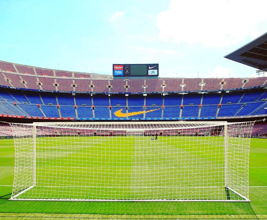 LFPさんのインスタグラム写真 - (LFPInstagram)「🏟 The calm before the storm... 🔥 • #LaLiga #LaLigaSantander #BarçaEspanyol #CampNou #Football」3月30日 22時55分 - laliga