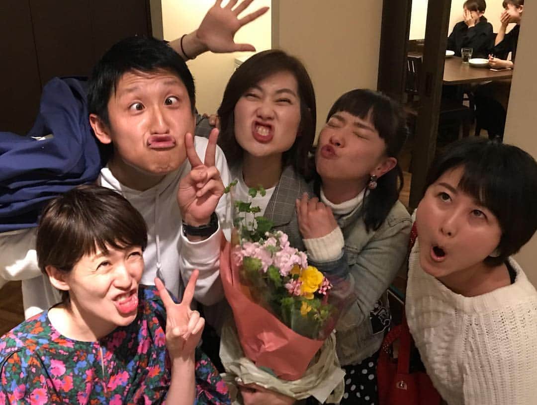 秋本ゆかりさんのインスタグラム写真 - (秋本ゆかりInstagram)「先日のアサデス九州山口&サワダデースの送別会。 .  共に頑張ってきた仲間との別れは寂しいけれど、これも新たなスタート。 番組を支えてくれて、力を注いでくれてありがとうございました😌 . 本当に温かいファミリーだ😳 みんながいるから頑張れる。 引き続きよろしくお願いします🙇‍♀️ . 4月から私もいろいろと環境が変わりそうです。 またご報告させて下さい！ .  #kbc#アサデス九州山口#サワダデース#送別会#出会いと別れの季節  #リポーター仲間#くろちゃんお疲れ様#ずっと仲間だぜ#全員揃わず残念 #リポーターの絆#変顔だって全力🤪 #モヤモヤすることもあるけど#一歩前へ ！！」3月30日 22時55分 - akimoto_yukari