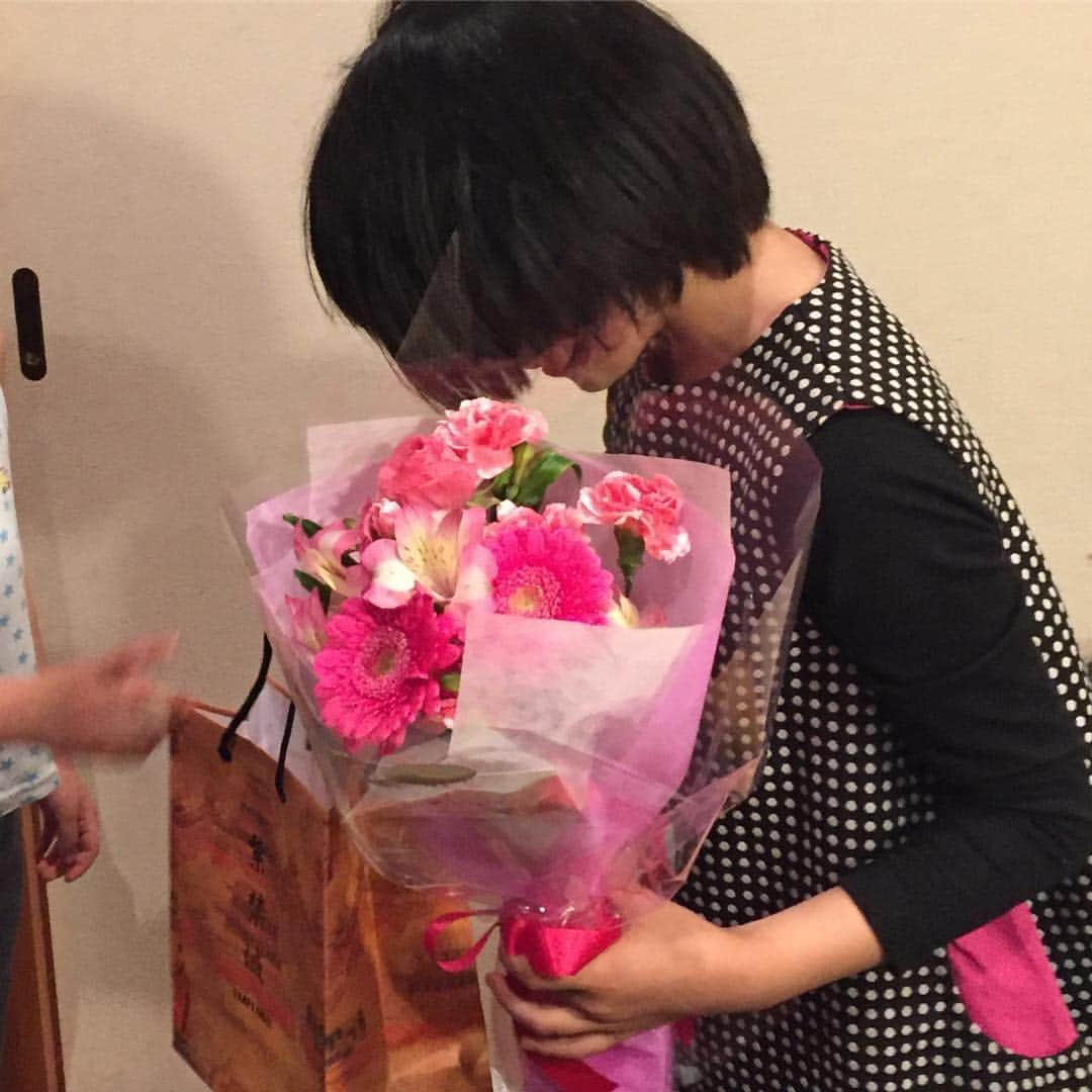 浅越しのぶさんのインスタグラム写真 - (浅越しのぶInstagram)「娘の8歳のお誕生会を家族でお祝いしてもらいました。最高に幸せな時間でした(^^)#誕生会#8歳#娘#グラタン#からあげ#赤飯#yonex#ラケット」3月30日 22時57分 - shinobu_asagoe_official