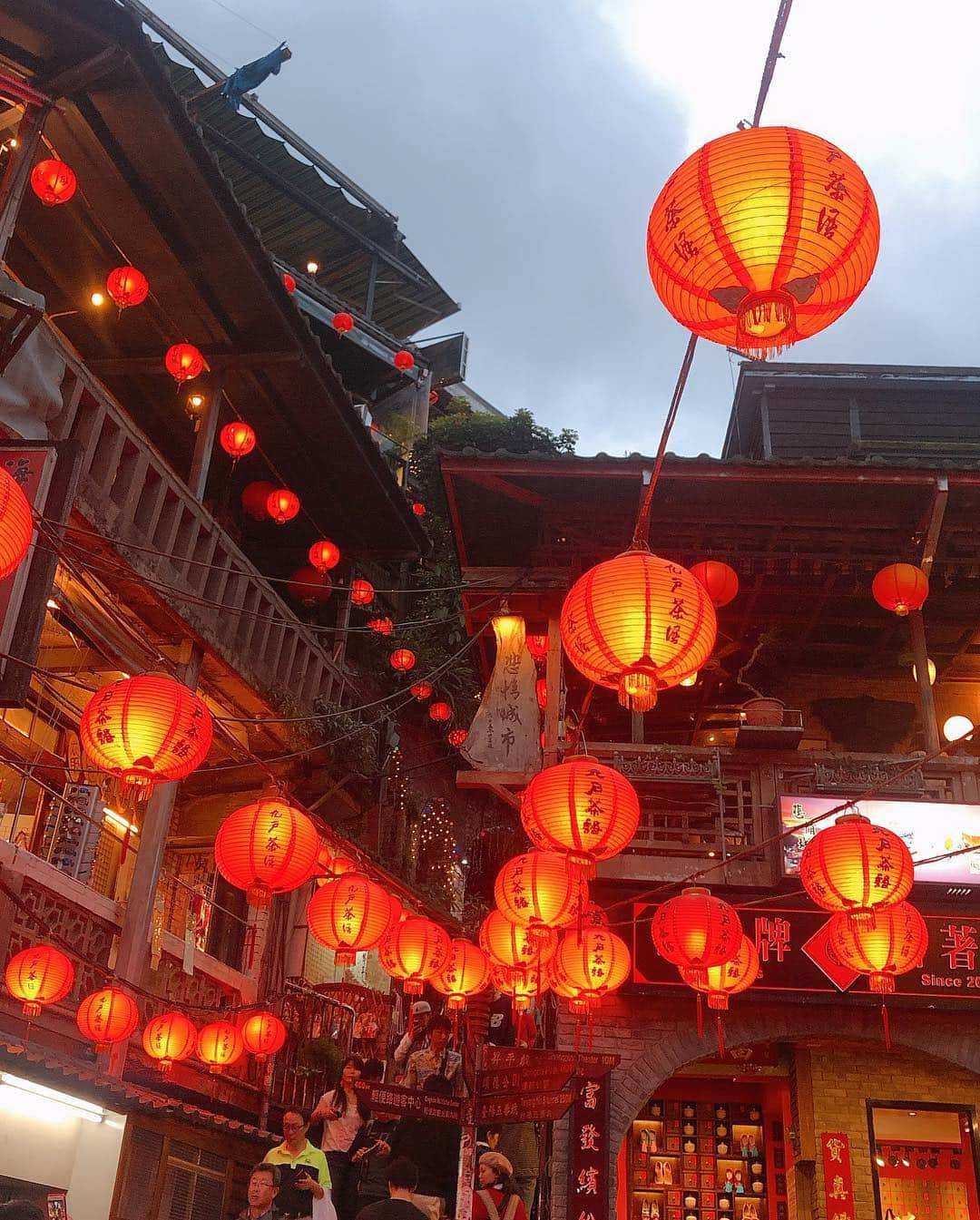 吉川ちえさんのインスタグラム写真 - (吉川ちえInstagram)「台湾旅行❤️1日目👼💕 . 九份にあるお茶屋さんにいった🍵💘 お茶すんごい美味しかった～🥴‼️ かなえとパシャリ📸 今回は女三人で台湾きてるよ🙌😃 . #台湾旅行 #台湾 #taiwan #九份 #台湾女子旅 #九份老街 #九份阿妹茶樓 .」3月30日 23時02分 - yoshikawachie_16