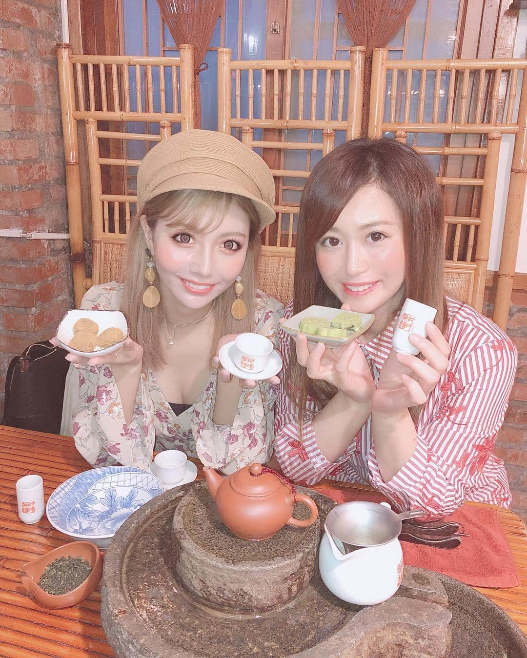 吉川ちえさんのインスタグラム写真 - (吉川ちえInstagram)「台湾旅行❤️1日目👼💕 . 九份にあるお茶屋さんにいった🍵💘 お茶すんごい美味しかった～🥴‼️ かなえとパシャリ📸 今回は女三人で台湾きてるよ🙌😃 . #台湾旅行 #台湾 #taiwan #九份 #台湾女子旅 #九份老街 #九份阿妹茶樓 .」3月30日 23時02分 - yoshikawachie_16