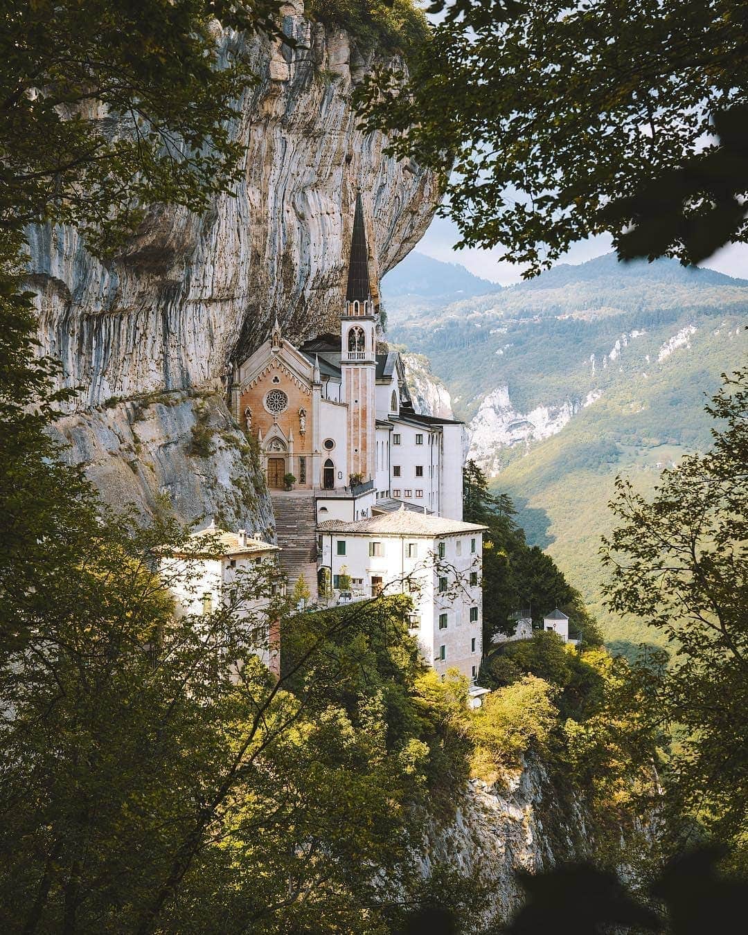 Discover Earthさんのインスタグラム写真 - (Discover EarthInstagram)「How beautiful is this church built into the mountains of Italy ? Would you want to visit this place ? ⛰🇮🇹 Share this with someone who will love this photo ! — 📍#DiscoverItaly — 📸 Photo by @chrisroams ​」3月30日 23時03分 - discoverearth