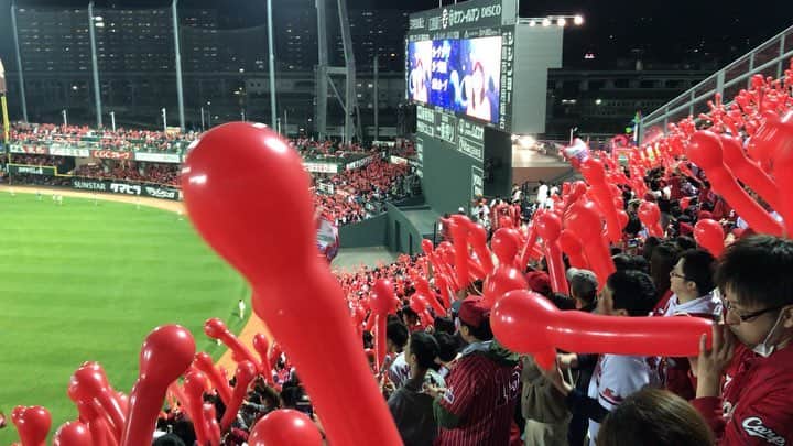 新丼貴浩のインスタグラム：「2019年開幕しました！  第1戦は大瀬良くんが相手を寄せ付けない気迫のピッチングで痺れる勝利！ 第2戦は残念ながら敗戦も、床田くん＆島内くんのリベンジに期待！  それにしても最近の若い子は球が速いです。 野球人口が減っている中、アマチュア野球のレベルは上がっているのでしょう。 今後は現役OB問わず、怪我のしにくい体づくりの方法など、子供達に密着した指導に当たれるような野球界になって欲しいです。 新井さんはそれを強く望んでいました。  次に広島へ行くのは半年後の予定です。 優勝決まってるかな？ 初めて家族4人で観戦です^ - ^  頑張れカープ！」
