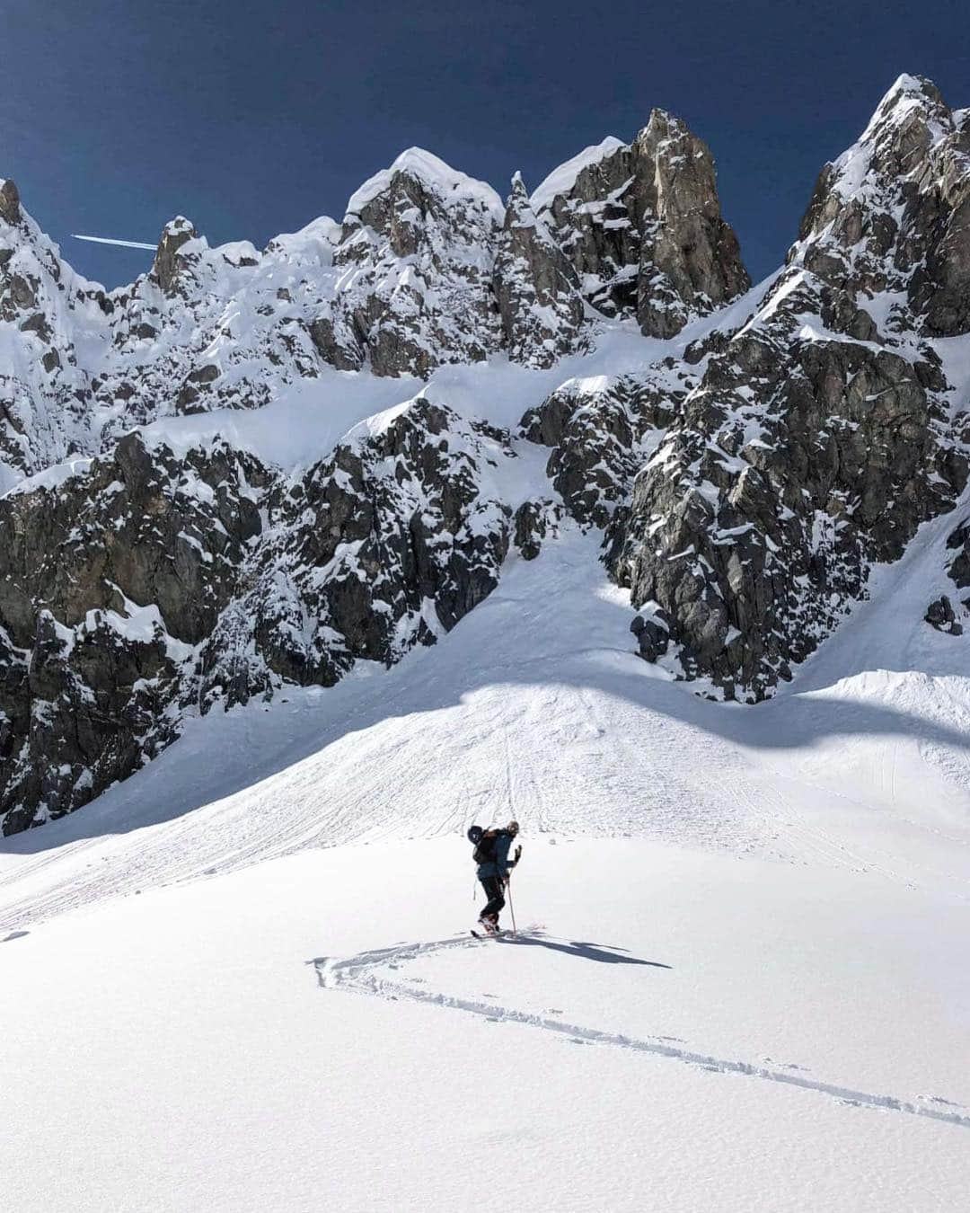 ミレーさんのインスタグラム写真 - (ミレーInstagram)「@wadeckgorak in search for new crazy lines in Val d’Isère before heading to Verbier few weeks ago... #MilletRiseUp #skitourinf #freetouring #freeride #freeskiing #skiing #ski #valdisere」3月30日 23時08分 - millet_mountain