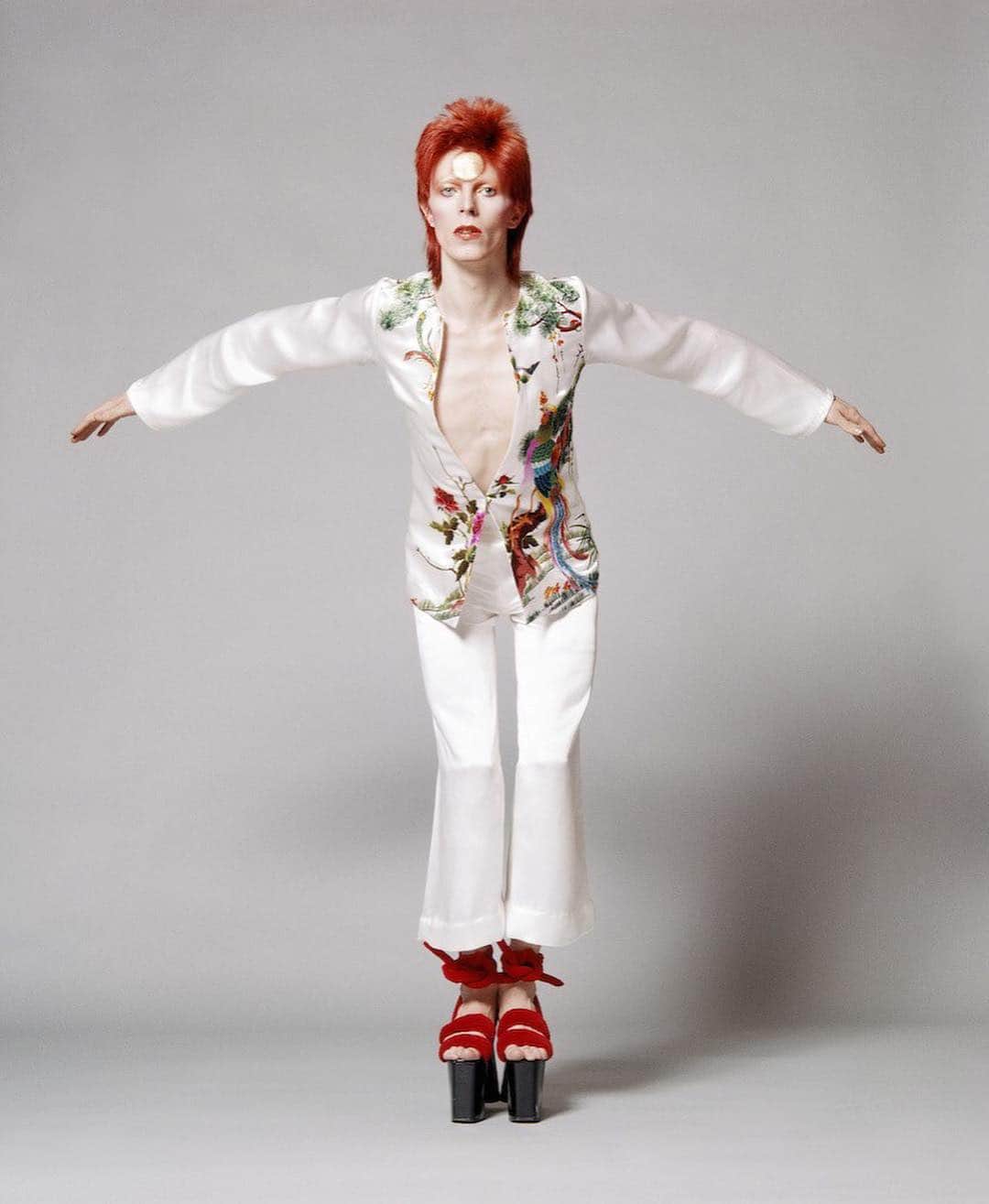Vogue Italiaさんのインスタグラム写真 - (Vogue ItaliaInstagram)「‘Heroes - Bowie by Sukita’ ⚡️ An exhibition at Palazzo Medici Riccardi, Florence, featuring 60 portraits of #DavidBowie taken by #MasayoshiSukita over the years. On display from today until June 28th. Read the article about the exhibition by @italopantano today on vogue.it」3月30日 23時10分 - vogueitalia