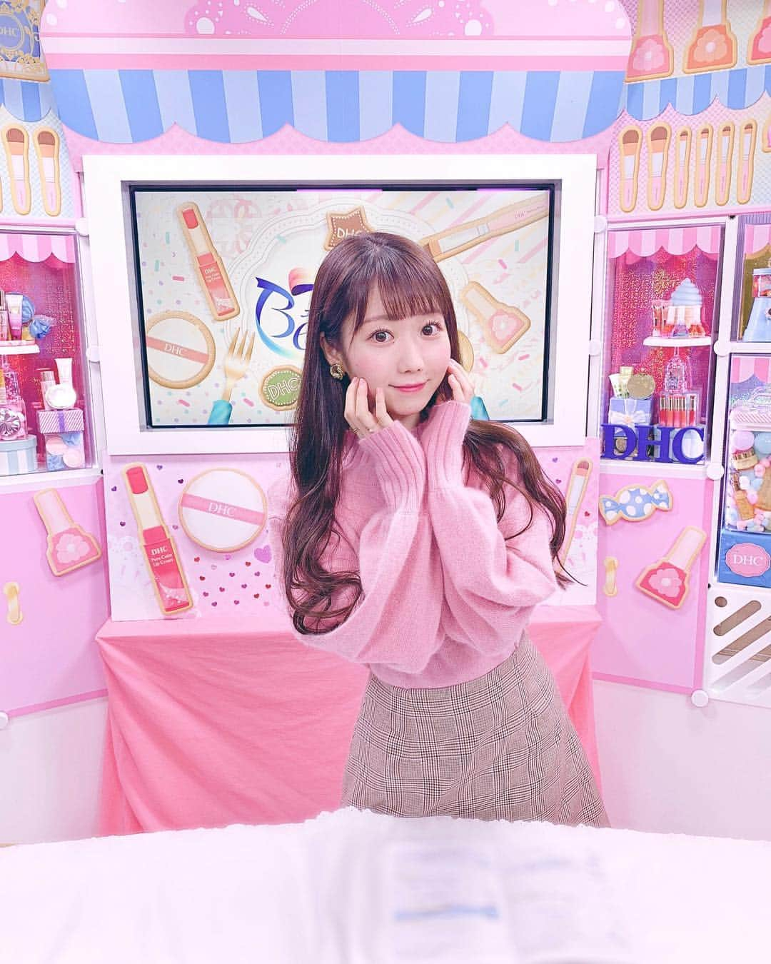 大谷映美里さんのインスタグラム写真 - (大谷映美里Instagram)「🌸🎓🌸🎓 ㅤㅤㅤㅤㅤㅤㅤㅤㅤㅤㅤㅤㅤ 曜日レギュラーを務めさせていただいておりました DHC『エクストリームBeauty』が 3月で、一旦放送終了になりました…！✨ ㅤㅤㅤㅤㅤㅤㅤㅤㅤㅤㅤㅤㅤ たくさんの経験をさせていただいて 大好きなメイクについても学ばせてもらい、 ラーメンの企画を持ったり… 本当に為になる時間を過ごす事が出来ました。 ㅤㅤㅤㅤㅤㅤㅤㅤㅤㅤㅤㅤㅤ エクビューで出会ったレギュラーメンバー、 MCのいくらさん、優しいスタッフさま ありがとうございました。 ㅤㅤㅤㅤㅤㅤㅤㅤㅤㅤㅤㅤㅤ そして、おしゃべりが得意ではないわたしを 励まして応援して下さった皆さんに とても感謝しています。 ㅤㅤㅤㅤㅤㅤㅤㅤㅤㅤㅤㅤㅤ 女性からの、為になったよというお言葉や 男性からの、番組楽しいねというお言葉 すごく嬉しかったです！💗 ㅤㅤㅤㅤㅤㅤㅤㅤㅤㅤㅤㅤㅤ また違う形でお会い出来るように… わたしも頑張ります。☺️💐 ㅤㅤㅤㅤㅤㅤㅤㅤㅤㅤㅤㅤㅤ #エクビュー#エクストリームビューティ#dhc#dhcexb」3月30日 23時10分 - otani_emiri