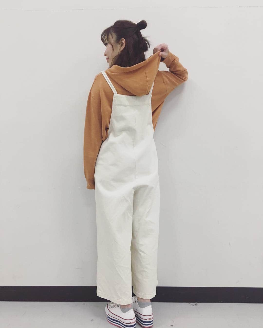 杜このみのインスタグラム：「今日のしふく❤︎ みかん色のパーカーは、 #cocodeal で購入したものです☆ サロペットは、最近 #zara で購入したばかりのお気に入り♪ 移動が多いので、動きやすい服装を選びがちです…✌︎ #converse の#sneakers は、 ファミリーの方からプレゼントで頂きました❤︎」