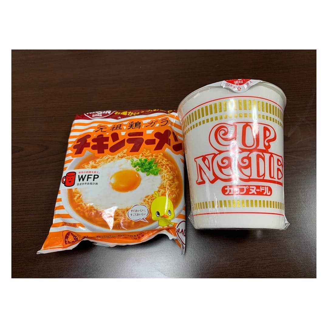 みかんさんのインスタグラム写真 - (みかんInstagram)「まんぷくを見てるといつも食べたくなるから常にストックしてました🍜(笑) 今日の最終回、はやり泣いてしまった😭 先週の予告はまさかの鈴さんの格好に悲しくてすぐに涙が出て辛かった。 でも、今日の涙はハッピーエンドで終われたのと終わって寂しいのと半年間追っかけてきた色々な気持ちが込み上げてきたなぁ😭 いつも諦めない萬平さんとそれを支える福ちゃんの夫婦関係が素敵だった❤️ まんぷくファミリー、ストーリー全て大好き💕 毎日、子供を送ってからまんぷくを見るのが日課で朝から元気をもらってました👊 本当にこの半年間、ありがとうございました&お疲れ様でした❤️ 月曜からのなつぞらも期待したいですね✨ あかつ〜〜〜👵👵👵 #まんぷく #最高の作品 #ラーメン #ヌードル #画期的 #寂しい #まんぷくロス #半年間楽しませて頂いた #福ちゃん #萬平さん #まんぷくファミリー #ありがとう」3月30日 23時17分 - mikan02241984