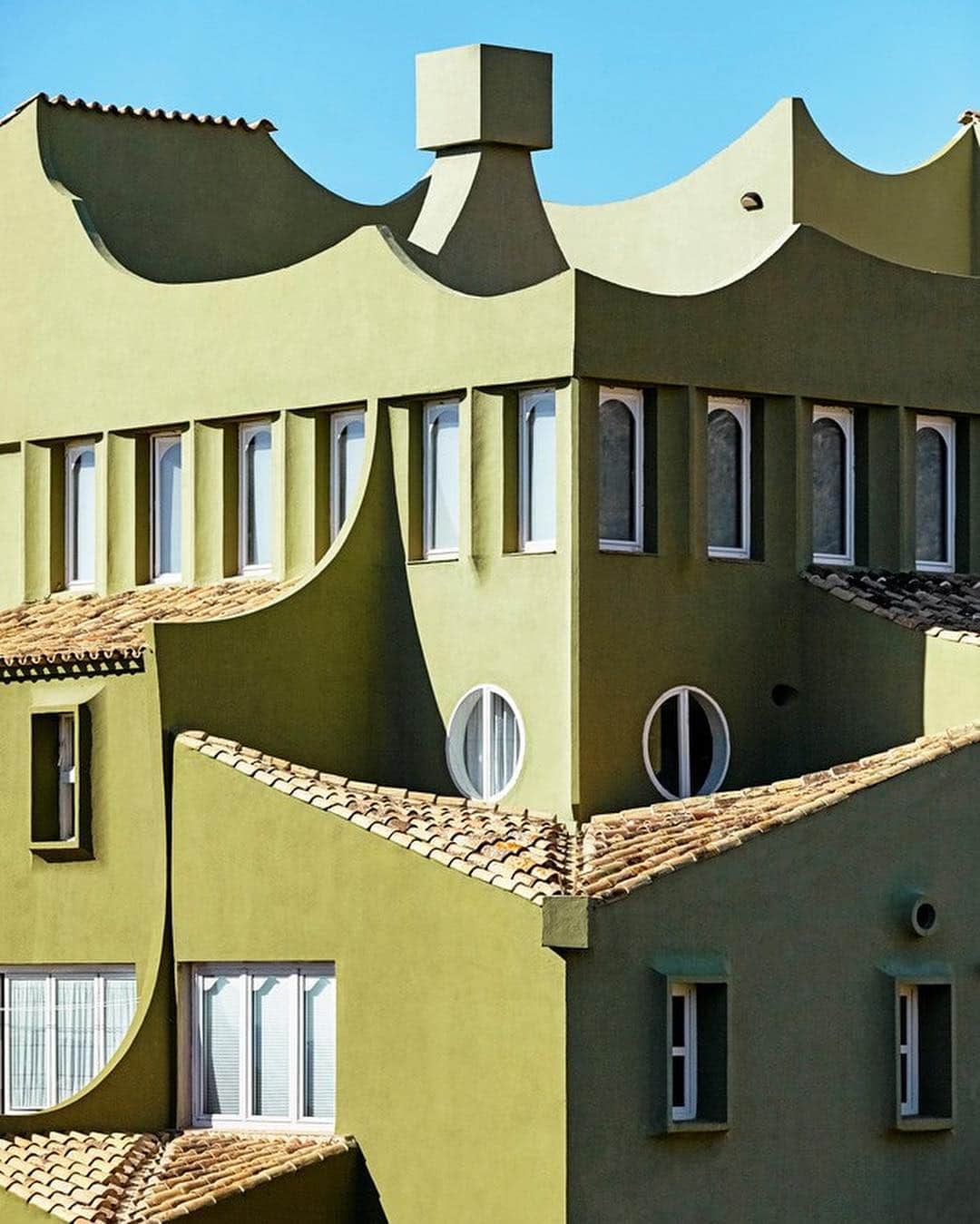 AnOther Magazineさんのインスタグラム写真 - (AnOther MagazineInstagram)「A rainbow of #RicardoBofill buildings ➡️⁣⠀ ⁣⠀ 📷 by @salvalopez for @gestalten」3月30日 23時18分 - anothermagazine