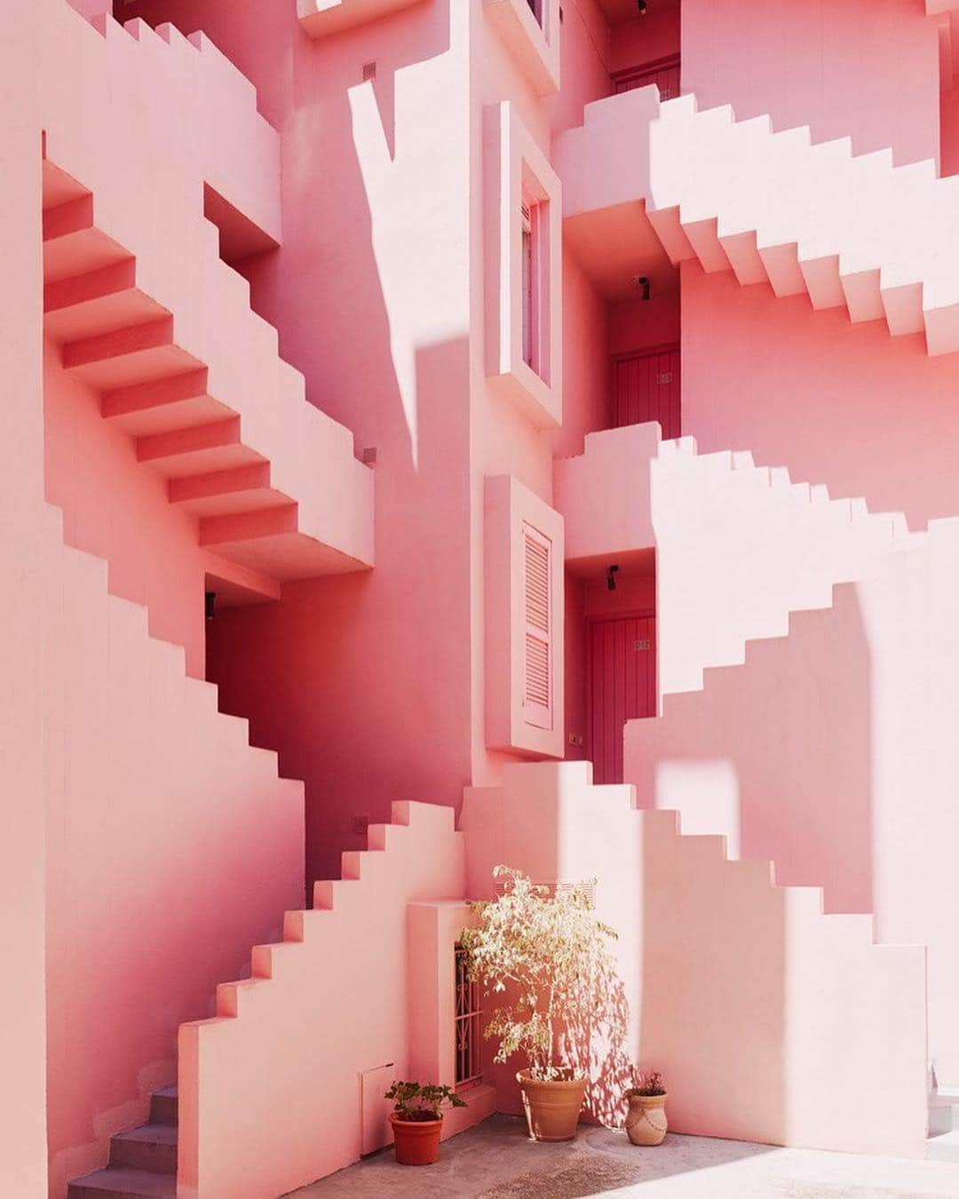 AnOther Magazineさんのインスタグラム写真 - (AnOther MagazineInstagram)「A rainbow of #RicardoBofill buildings ➡️⁣⠀ ⁣⠀ 📷 by @salvalopez for @gestalten」3月30日 23時18分 - anothermagazine