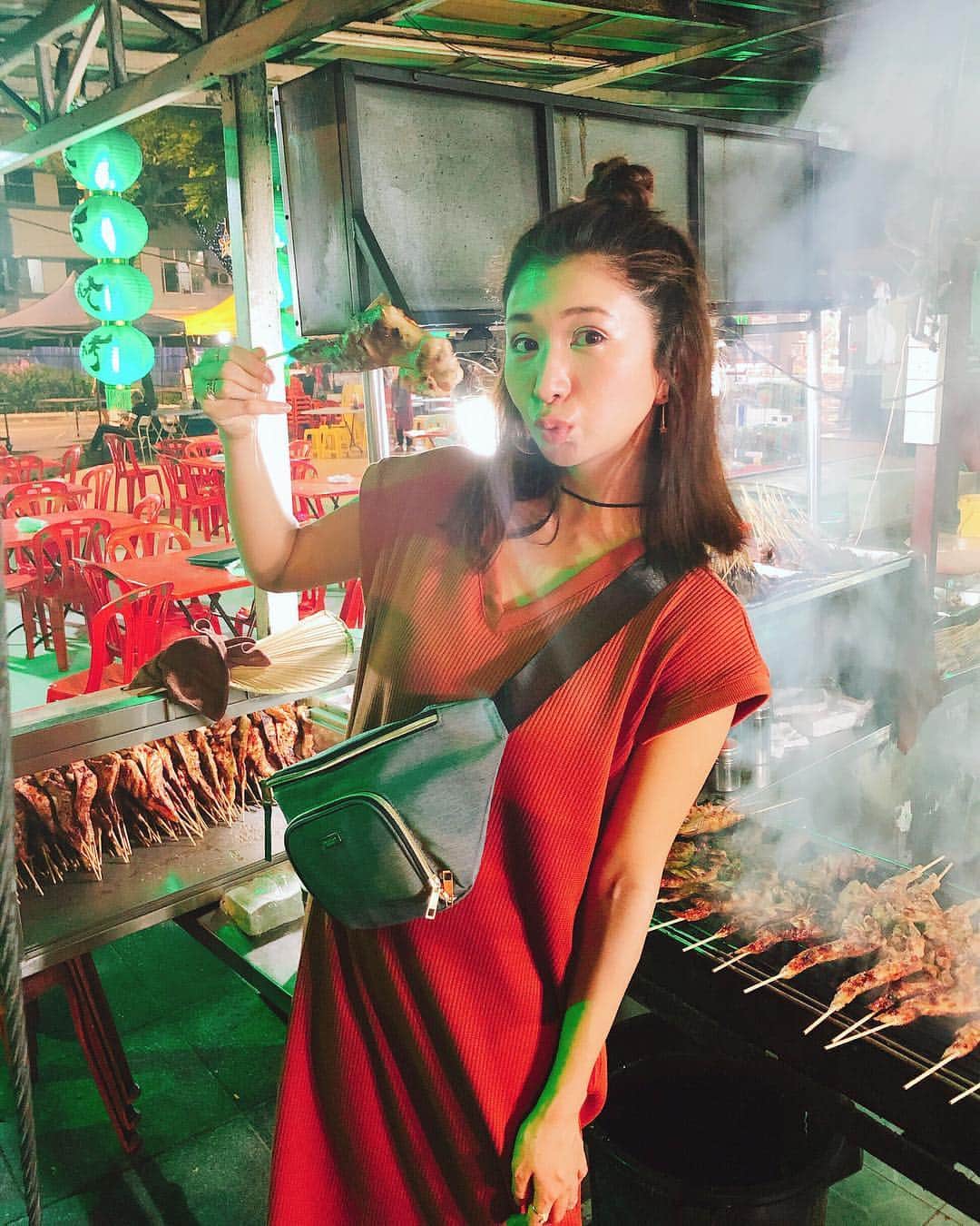 中村江莉香さんのインスタグラム写真 - (中村江莉香Instagram)「いきなりマリッジ2 第９話、、、ご視聴ありがとうございます😭🤝💓 そんな私はマレーシア🇲🇾クアラルンプールに来ています🤯 とりあえず、暑い。 あせびちょです。 放送‼️私はこれから観ます...🗽 ハラハラドキドキ、、、 blogで、、、第９話のお話も、また引き続きさせてくださいませ💍 よろしくお願い致します😭❤️ ・ #タイミングミスりました #なぜ私はここにいるのか #その話もまた後日 #早く見たい #送られてくるのをまっています ！！！笑  #えりか旅行 #マレーシア #クアラルンプール #海外旅行 #アジア #暑い #暑すぎる #ダッシュでホテルへ #そして #マリッジ #屋台で購入 #ホテルでだらだら #屋台ごはん #とりあえず汗がやばい #暑い #全身しまむらコーデ」3月30日 23時20分 - erica_nakamura