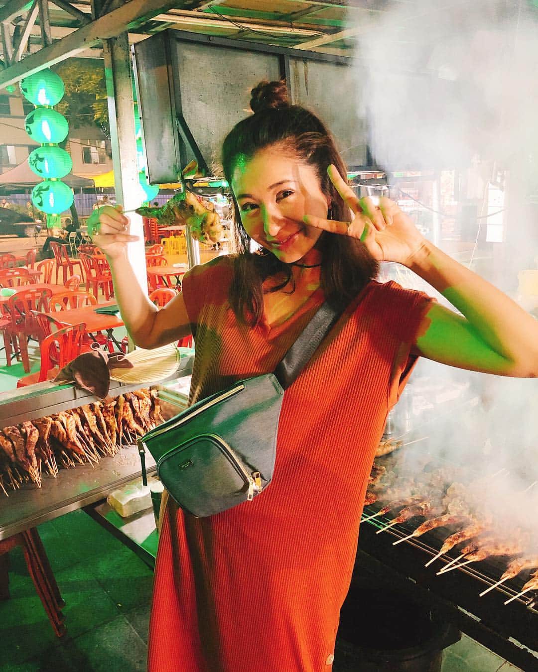 中村江莉香さんのインスタグラム写真 - (中村江莉香Instagram)「いきなりマリッジ2 第９話、、、ご視聴ありがとうございます😭🤝💓 そんな私はマレーシア🇲🇾クアラルンプールに来ています🤯 とりあえず、暑い。 あせびちょです。 放送‼️私はこれから観ます...🗽 ハラハラドキドキ、、、 blogで、、、第９話のお話も、また引き続きさせてくださいませ💍 よろしくお願い致します😭❤️ ・ #タイミングミスりました #なぜ私はここにいるのか #その話もまた後日 #早く見たい #送られてくるのをまっています ！！！笑  #えりか旅行 #マレーシア #クアラルンプール #海外旅行 #アジア #暑い #暑すぎる #ダッシュでホテルへ #そして #マリッジ #屋台で購入 #ホテルでだらだら #屋台ごはん #とりあえず汗がやばい #暑い #全身しまむらコーデ」3月30日 23時20分 - erica_nakamura