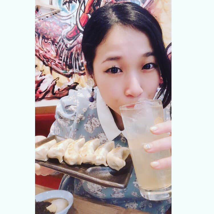 世手子さんのインスタグラム写真 - (世手子Instagram)「Dumplings and beer strongest pairing（^人^） EVERYBODY's comment is Much appreciated(*´꒳`*) I try my best!♪( ´θ｀)ノ https://tabelog.com/tokyo/A1303/A130301/13225107/ @dandadansakaba #肉汁餃子製作所ダンダダン酒場 #渋谷道玄坂上 店に行ってきたよー！ 昔から老若男女が日常的に「 #餃子とビール 」を楽しめるイメージ(ﾟ∀ﾟ) 調布・天神通りに誕生した肉汁餃子製作所 #ダンダダン酒場 (*´ω｀*) まずはそのままで餃子を堪能っっ もずくもおいしかったー！！ パクチーサラダもボリューミーで美味しかった╰(*´︶`*)╯♡ 明日もがんばるぞー！」3月30日 23時33分 - rojide