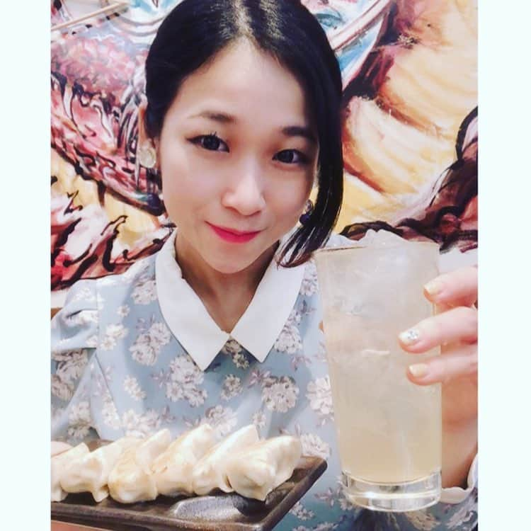 世手子さんのインスタグラム写真 - (世手子Instagram)「Dumplings and beer strongest pairing（^人^） EVERYBODY's comment is Much appreciated(*´꒳`*) I try my best!♪( ´θ｀)ノ https://tabelog.com/tokyo/A1303/A130301/13225107/ @dandadansakaba #肉汁餃子製作所ダンダダン酒場 #渋谷道玄坂上 店に行ってきたよー！ 昔から老若男女が日常的に「 #餃子とビール 」を楽しめるイメージ(ﾟ∀ﾟ) 調布・天神通りに誕生した肉汁餃子製作所 #ダンダダン酒場 (*´ω｀*) まずはそのままで餃子を堪能っっ もずくもおいしかったー！！ パクチーサラダもボリューミーで美味しかった╰(*´︶`*)╯♡ 明日もがんばるぞー！」3月30日 23時33分 - rojide