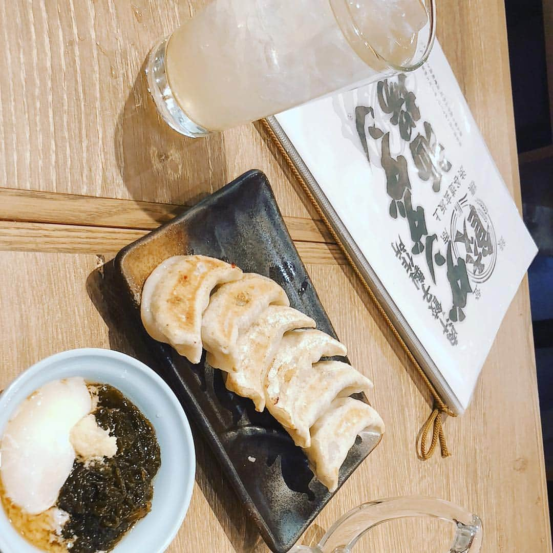 世手子さんのインスタグラム写真 - (世手子Instagram)「Dumplings and beer strongest pairing（^人^） EVERYBODY's comment is Much appreciated(*´꒳`*) I try my best!♪( ´θ｀)ノ https://tabelog.com/tokyo/A1303/A130301/13225107/ @dandadansakaba #肉汁餃子製作所ダンダダン酒場 #渋谷道玄坂上 店に行ってきたよー！ 昔から老若男女が日常的に「 #餃子とビール 」を楽しめるイメージ(ﾟ∀ﾟ) 調布・天神通りに誕生した肉汁餃子製作所 #ダンダダン酒場 (*´ω｀*) まずはそのままで餃子を堪能っっ もずくもおいしかったー！！ パクチーサラダもボリューミーで美味しかった╰(*´︶`*)╯♡ 明日もがんばるぞー！」3月30日 23時33分 - rojide